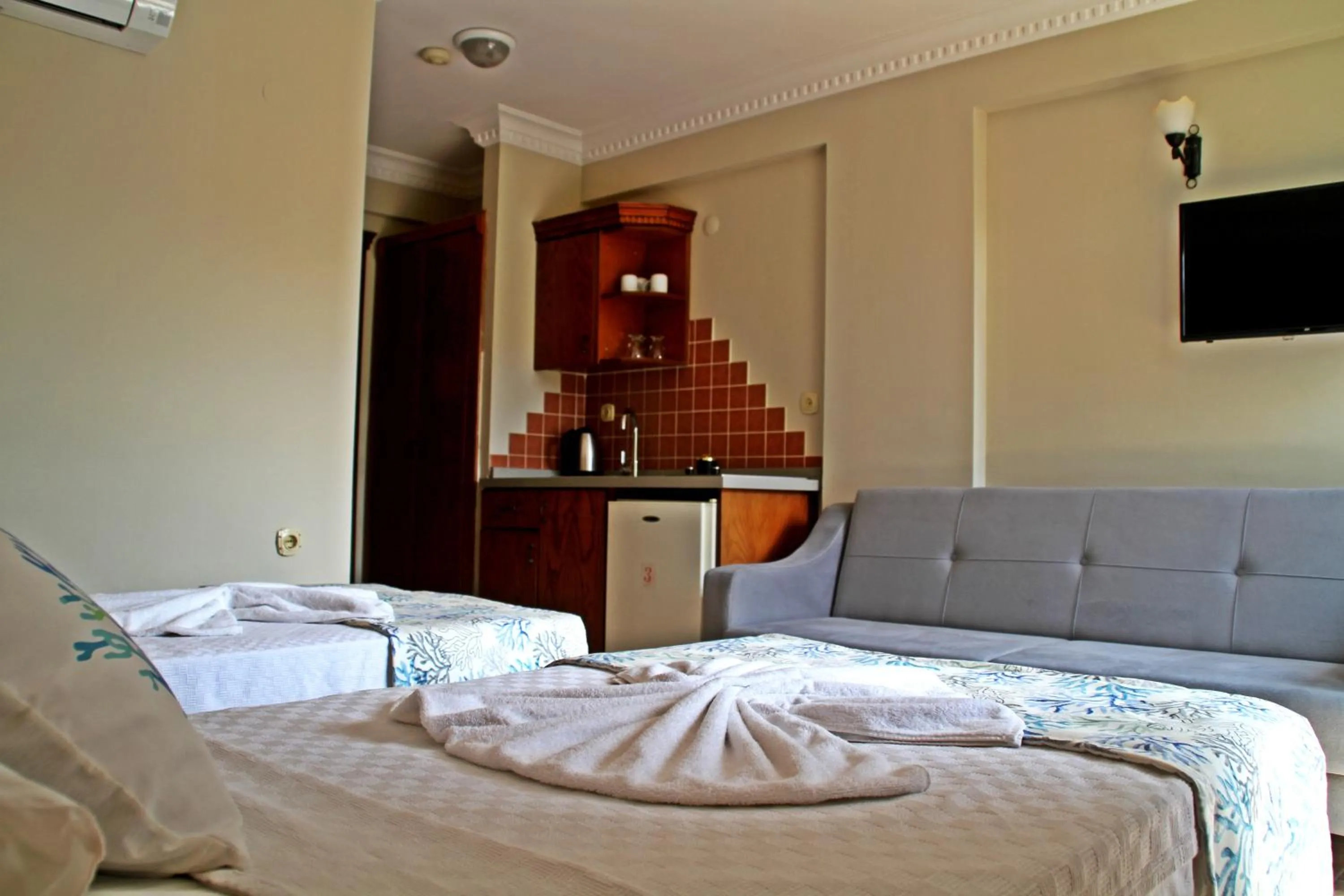 Photo of the whole room, Bed in Rosy Suites Hotel