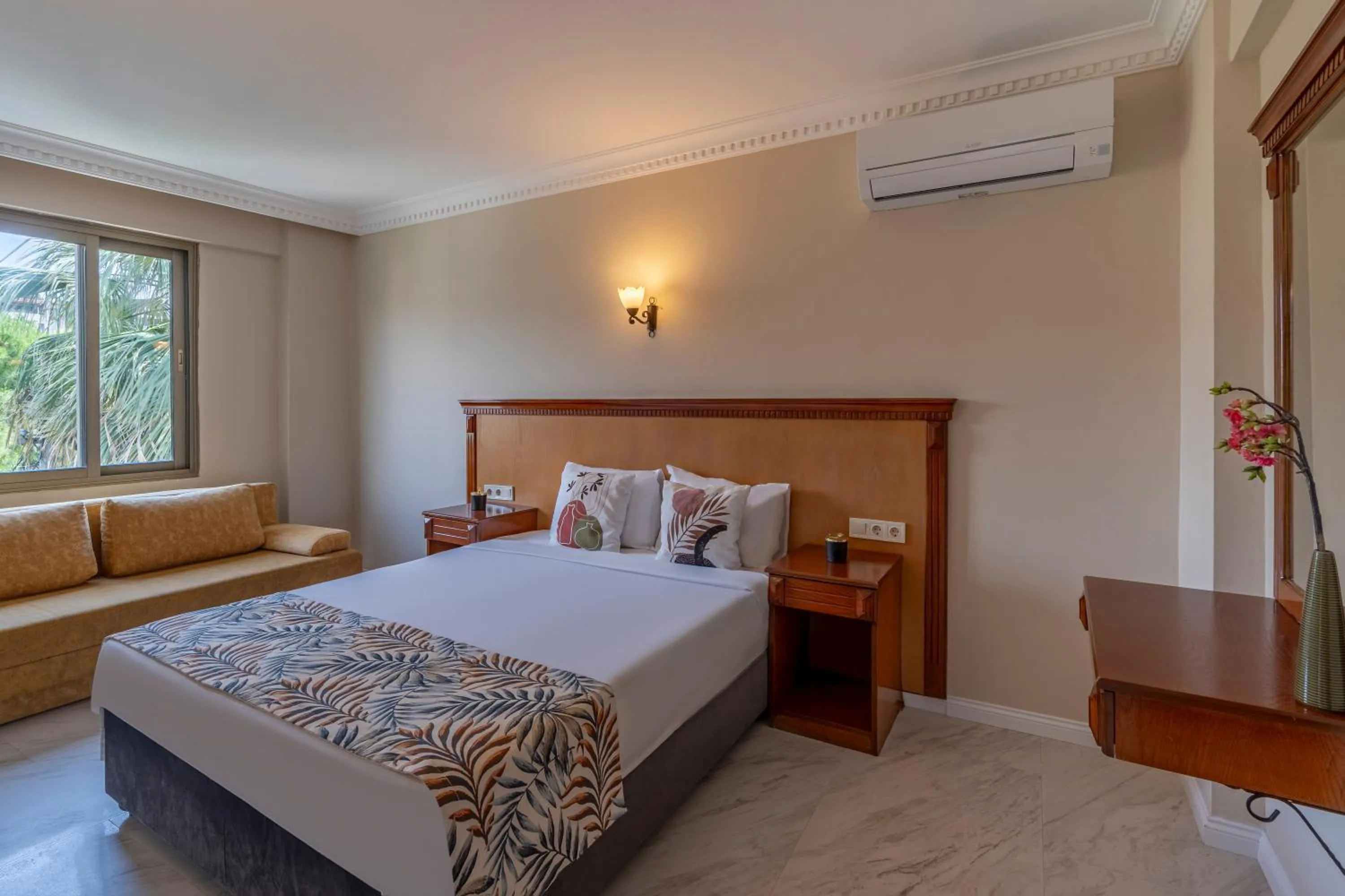 Bedroom, Bed in Rosy Suites Hotel