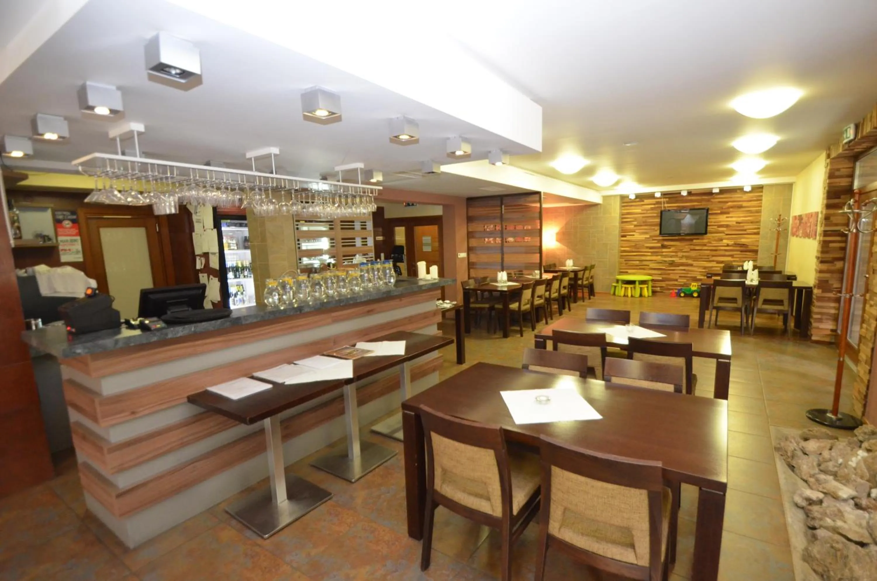 Restaurant/places to eat in Fatrapark Apartments House 2