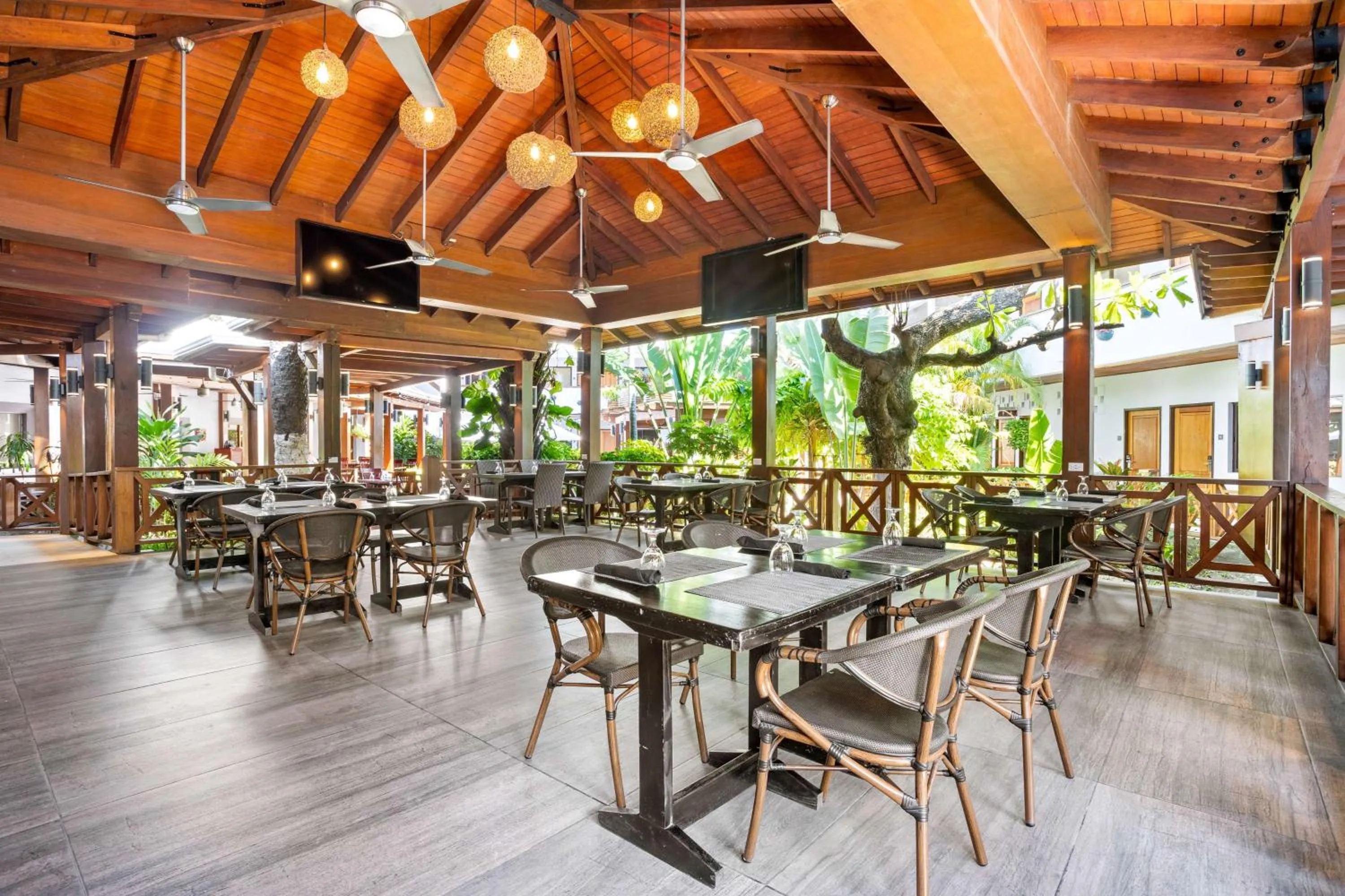 Lounge or bar in Best Western Plus Belize Biltmore Plaza