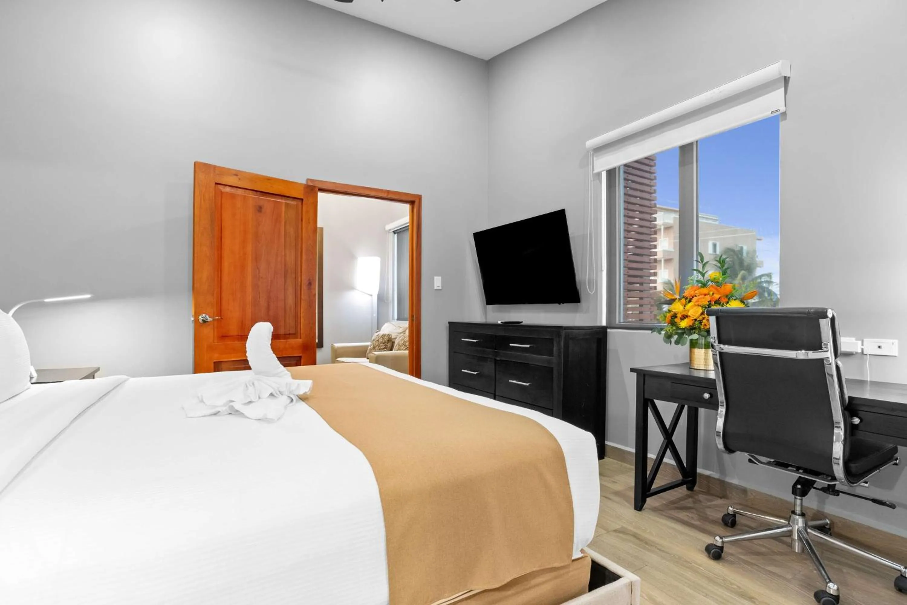 Photo of the whole room, Bed in Best Western Plus Belize Biltmore Plaza