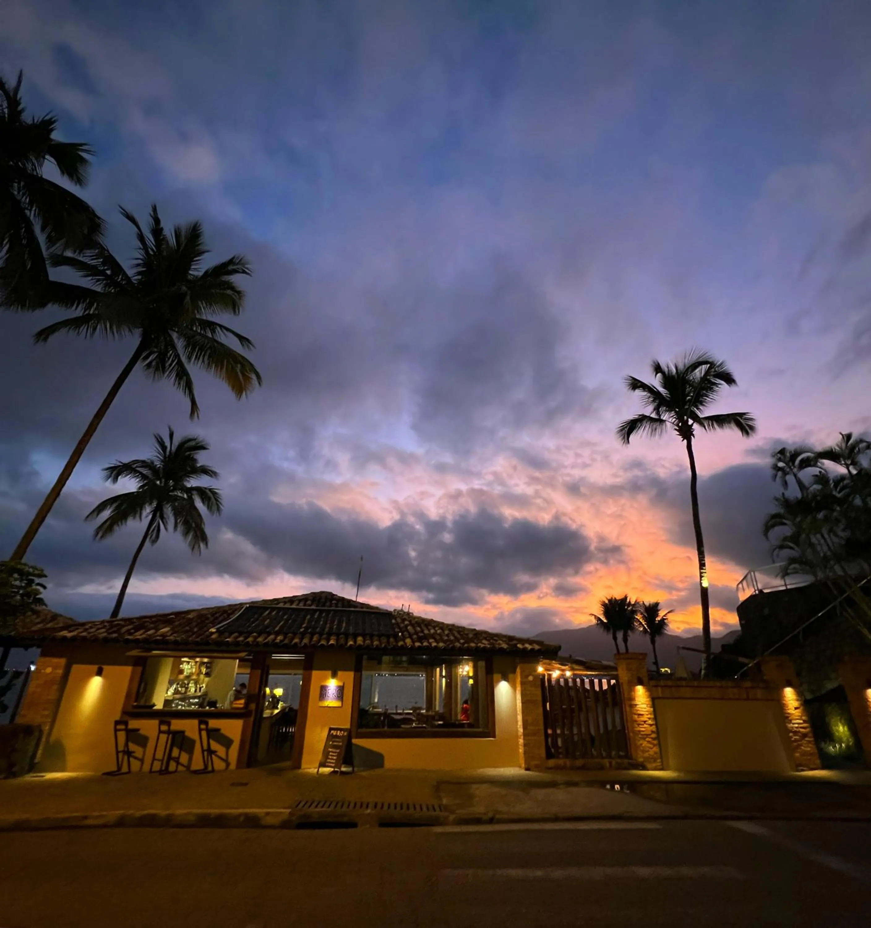 Restaurant/places to eat in Hotel Mercedes