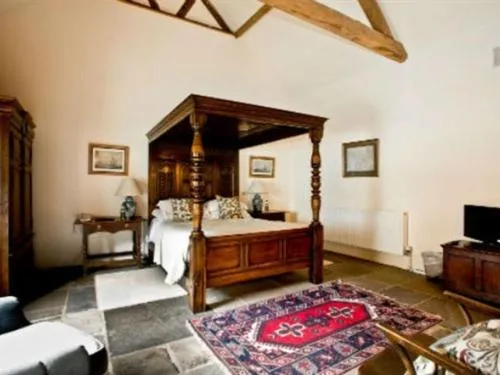 Bedroom, Bed in Old Downton Lodge