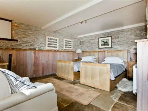 Bedroom, Bed in Old Downton Lodge