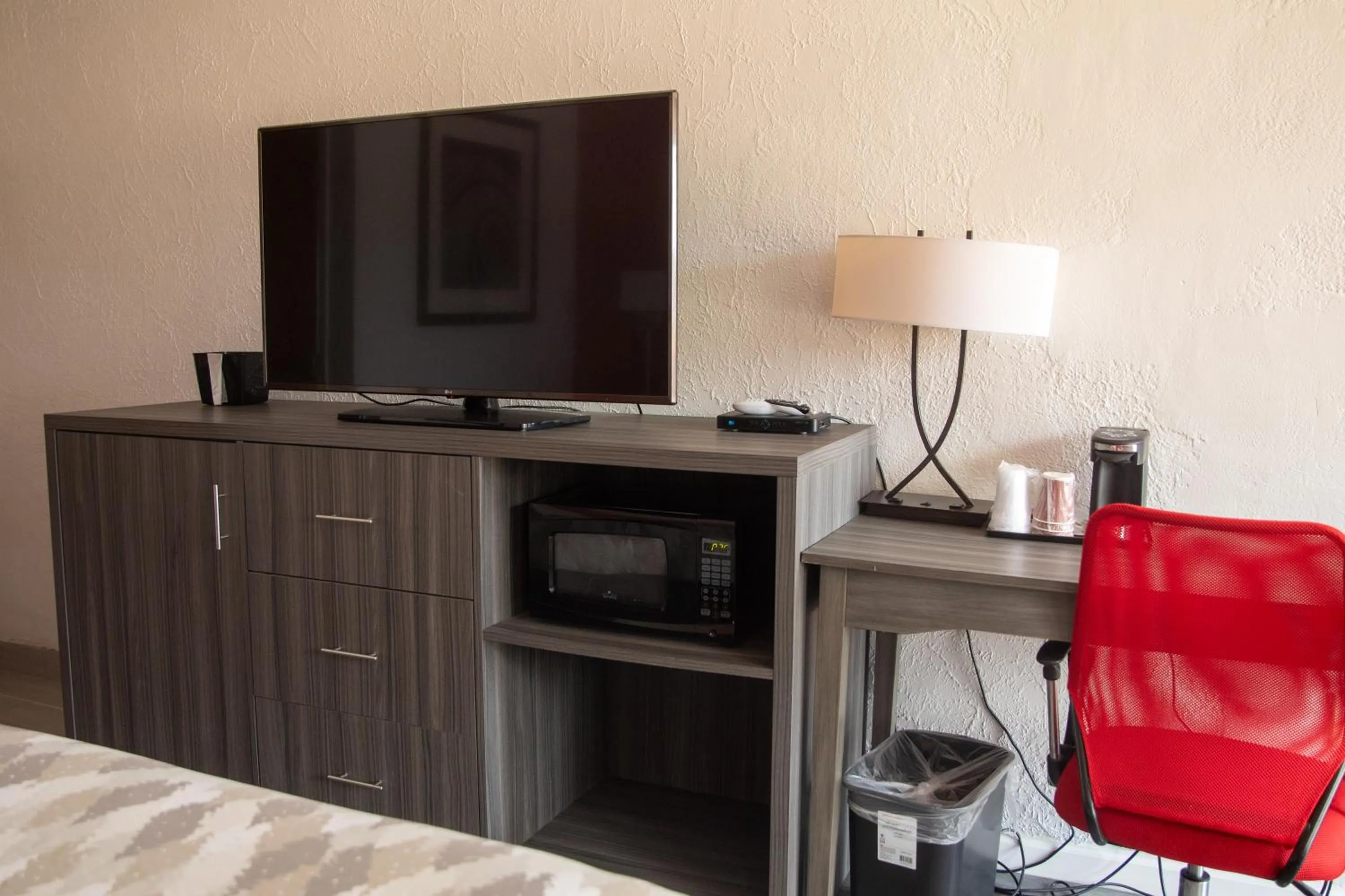 TV and multimedia in Americas Best Value Inn Vandalia
