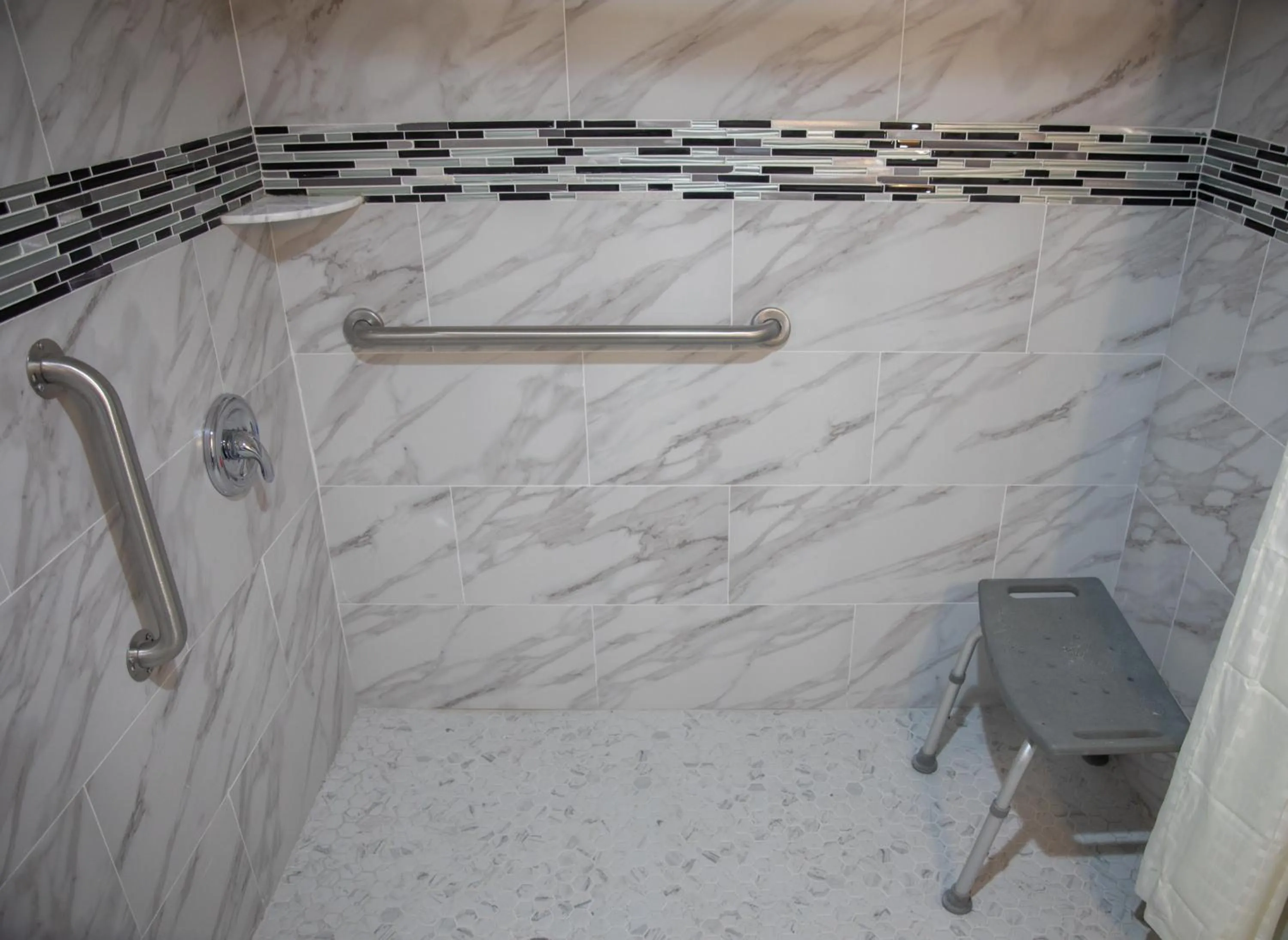 Shower in Americas Best Value Inn Vandalia