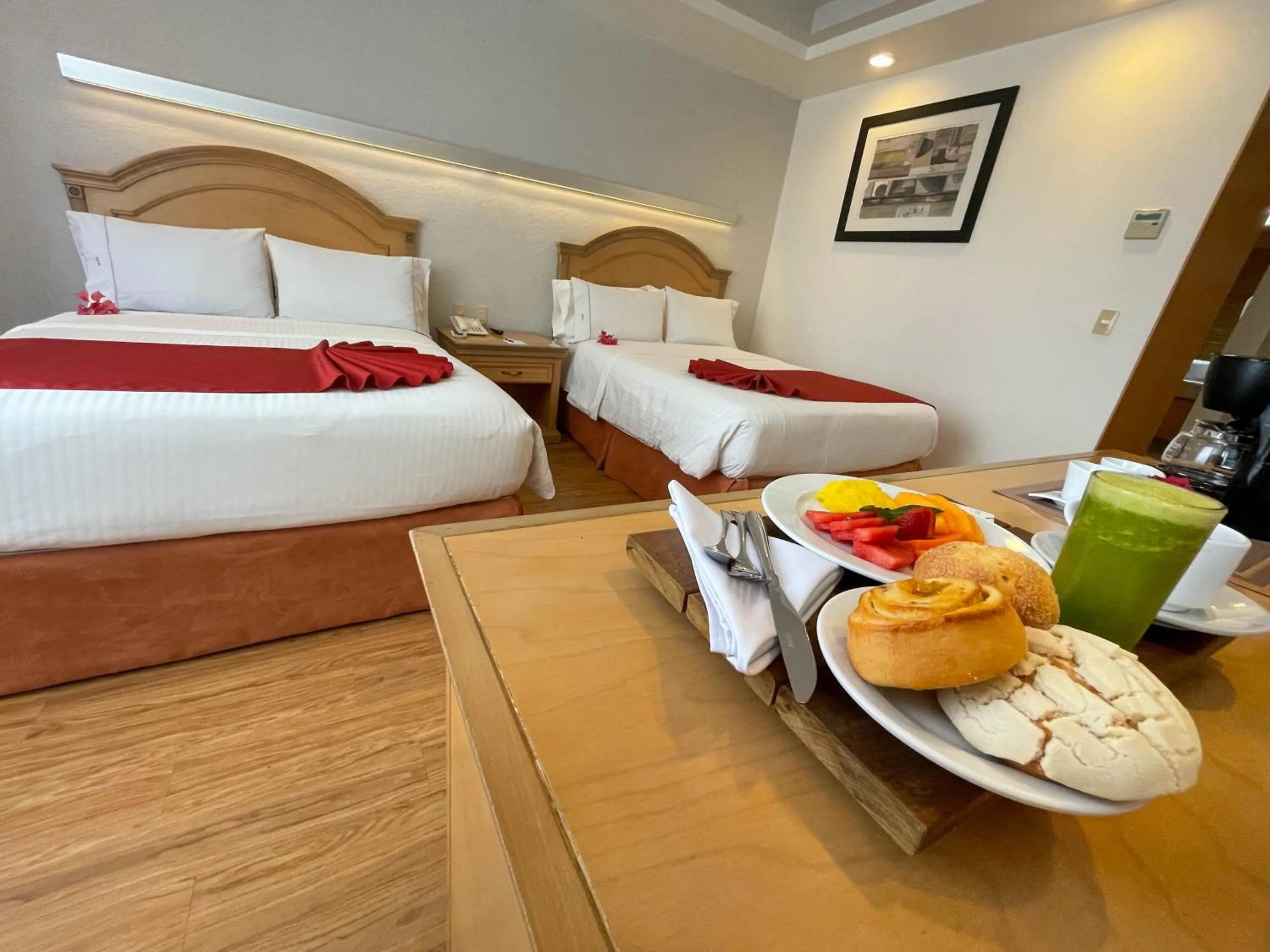 Breakfast, Bed in Hotel Horizon & Convention Center