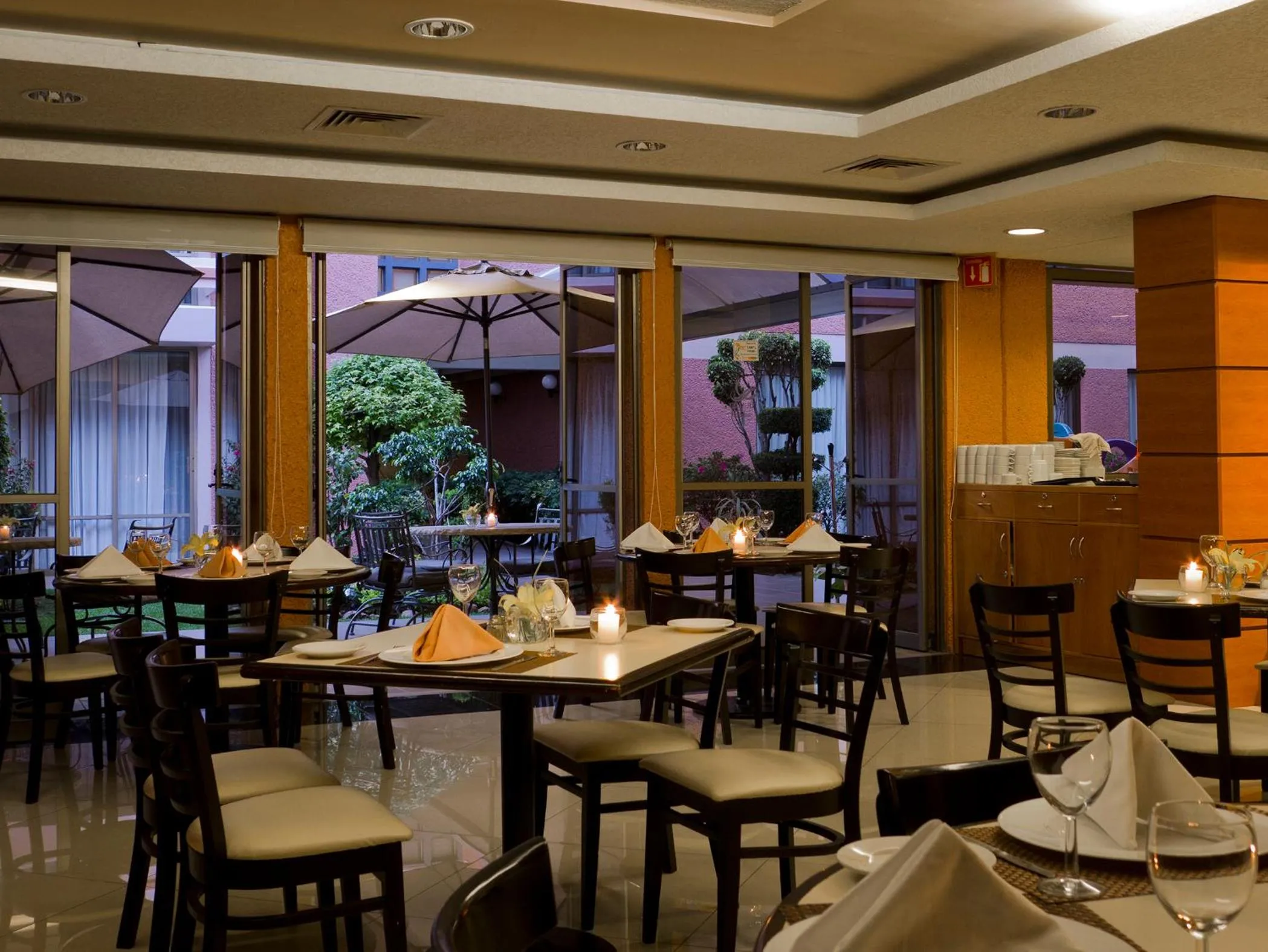 Restaurant/places to eat in Hotel Horizon & Convention Center