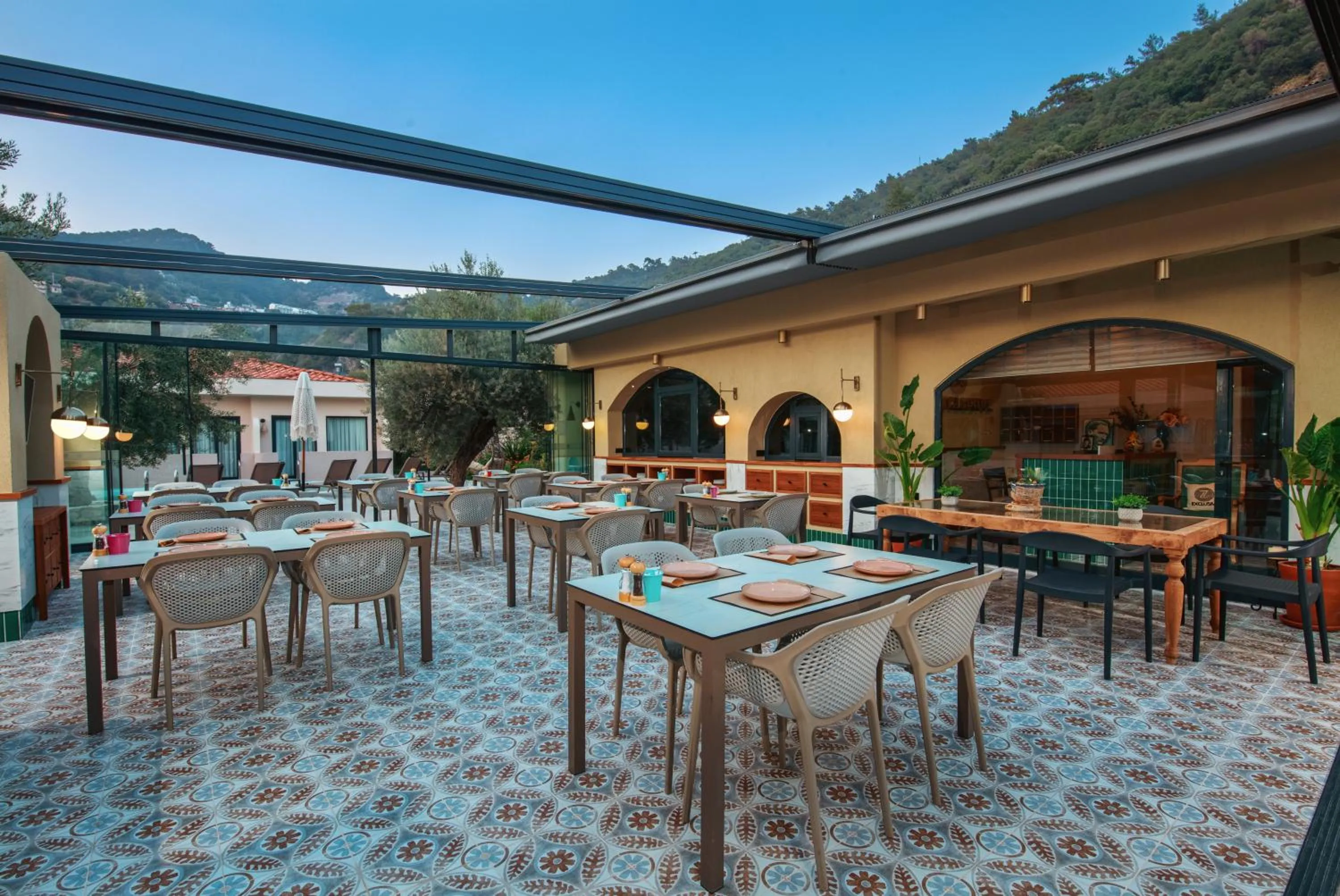 Restaurant/places to eat in Z Exclusive Hotel and Villas