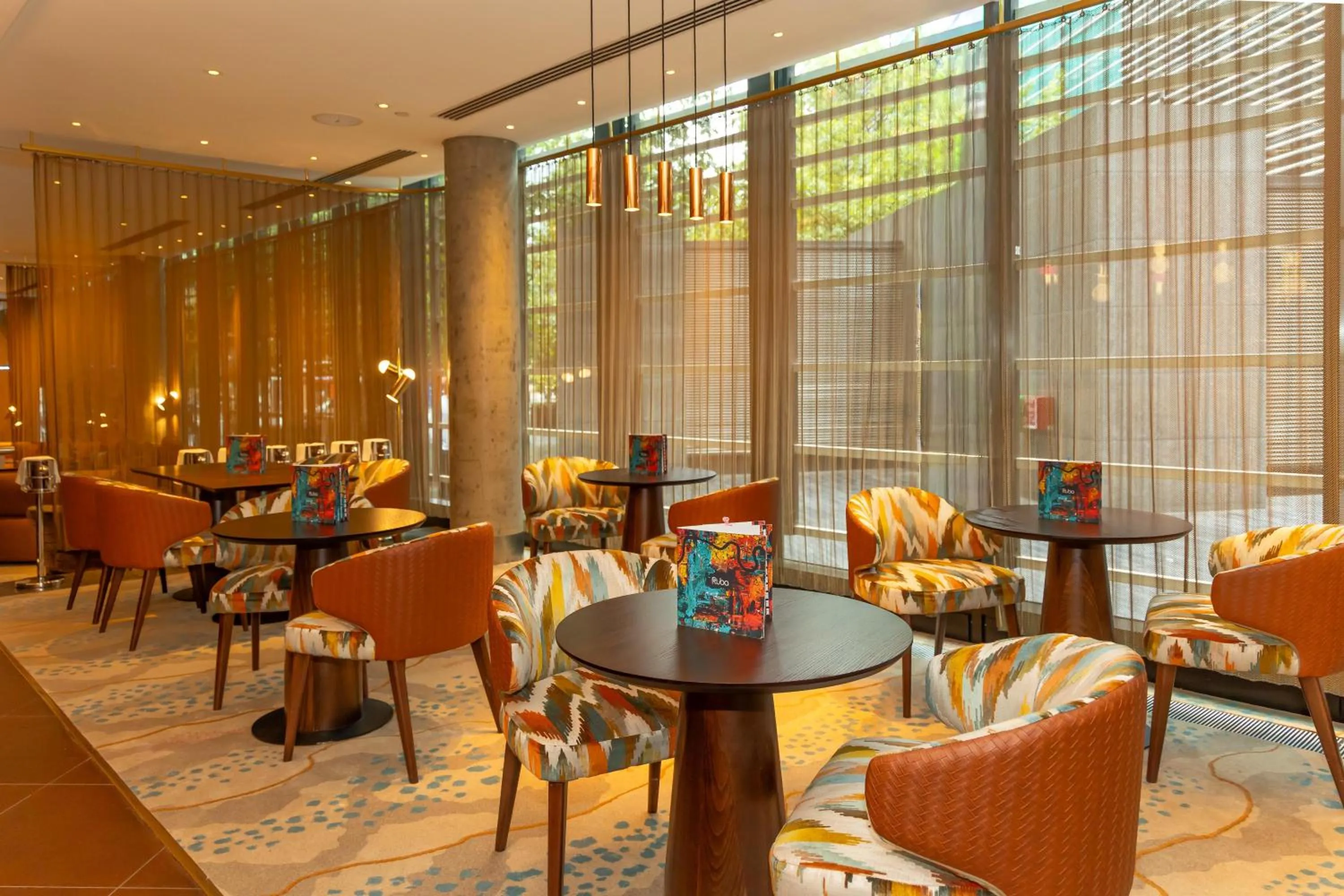 Lounge or bar in Hilton London Tower Bridge