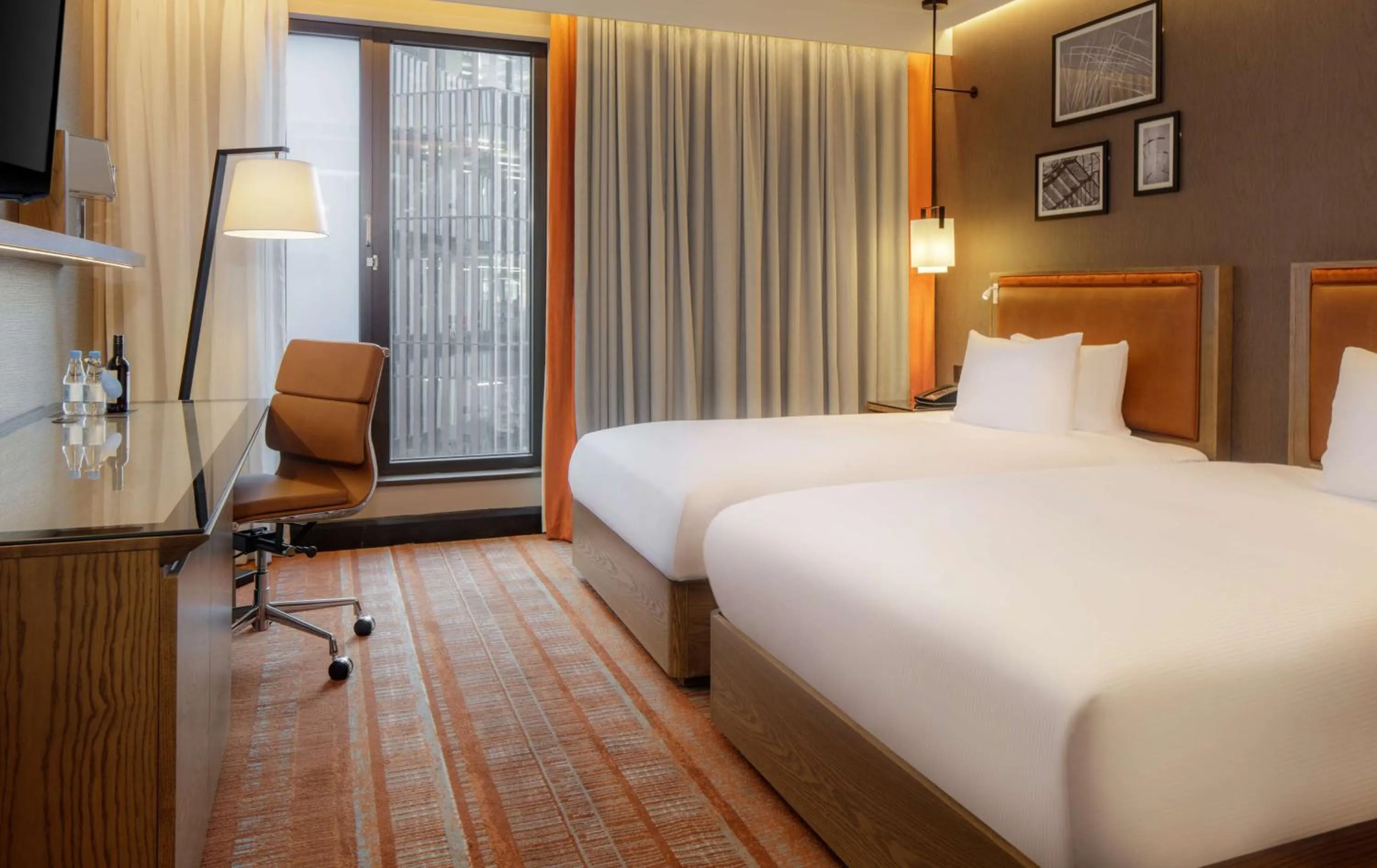 Property building, Bed in Hilton London Tower Bridge