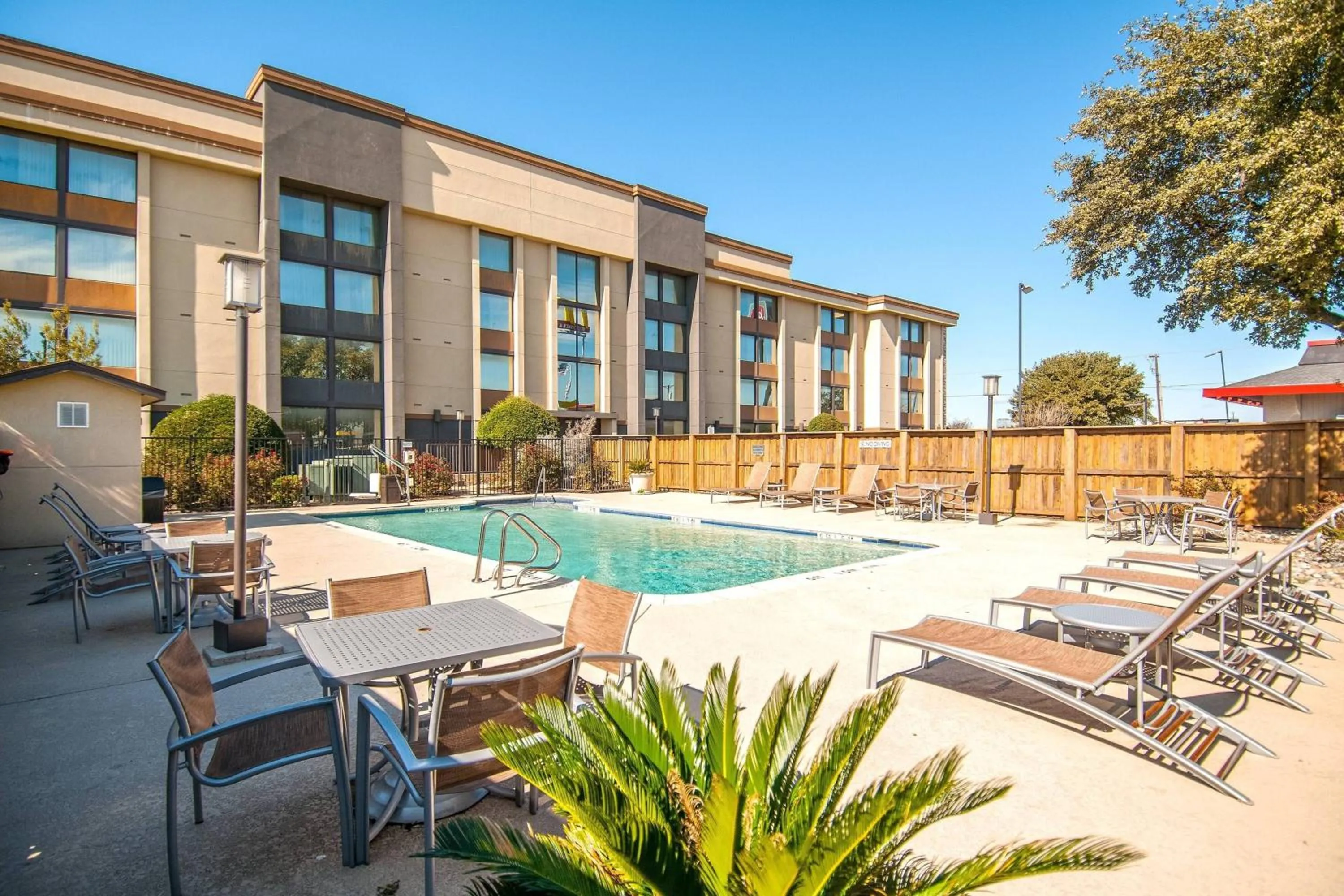 Swimming pool in Fairfield Inn & Suites by Marriott Dallas DFW Airport South/Irving