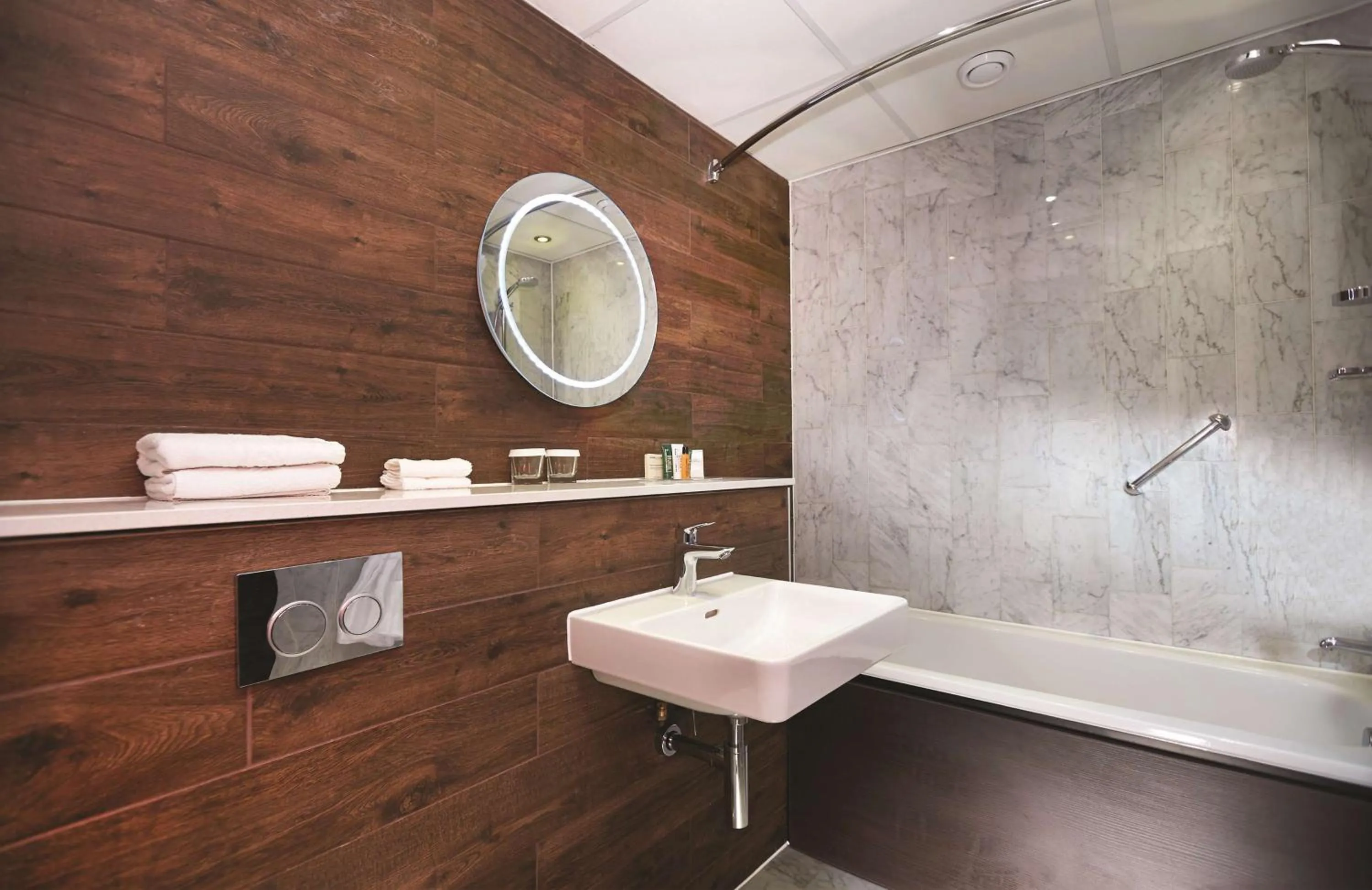 Bathroom in DoubleTree by Hilton London – Docklands Riverside