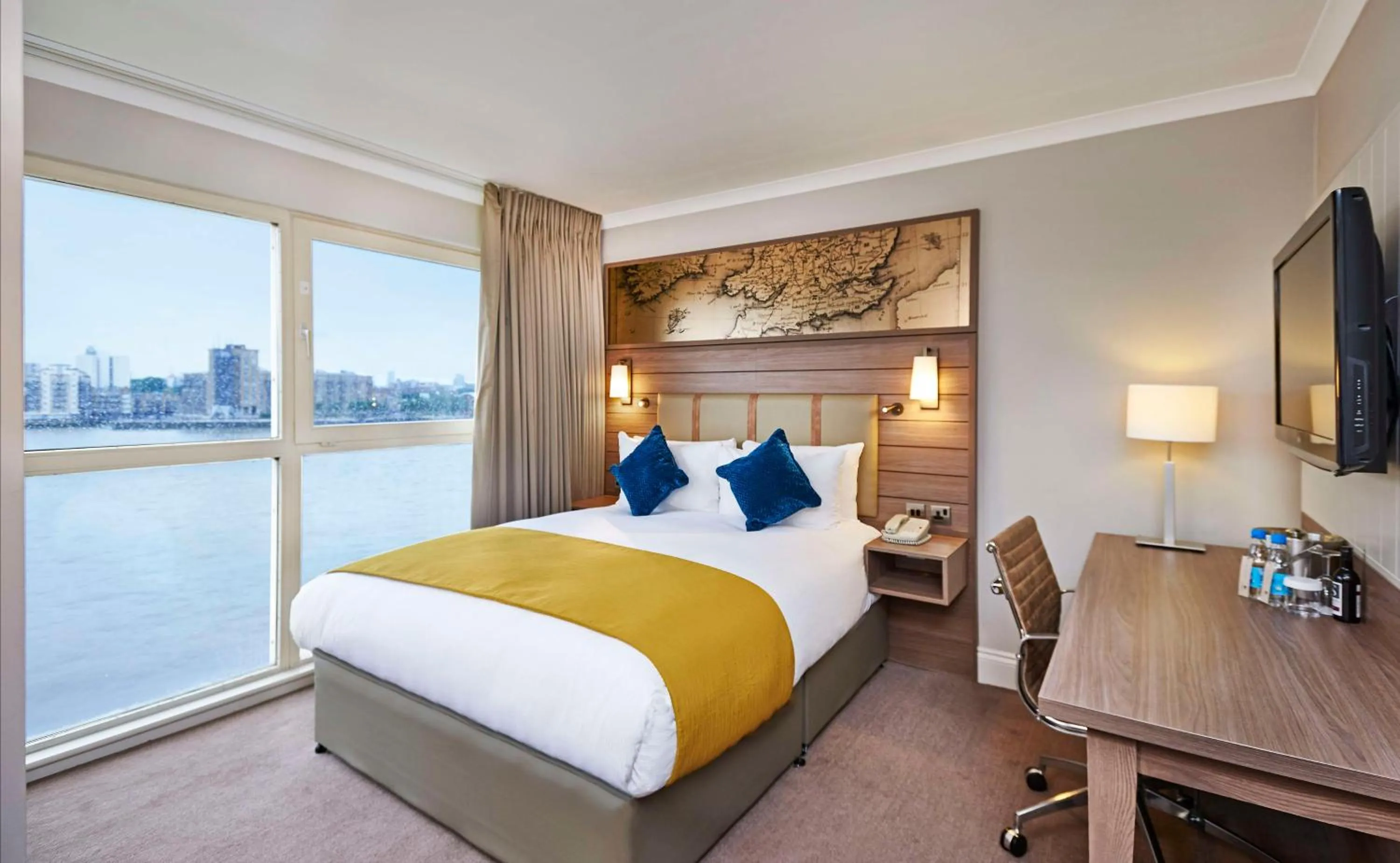 Bed in DoubleTree by Hilton London – Docklands Riverside