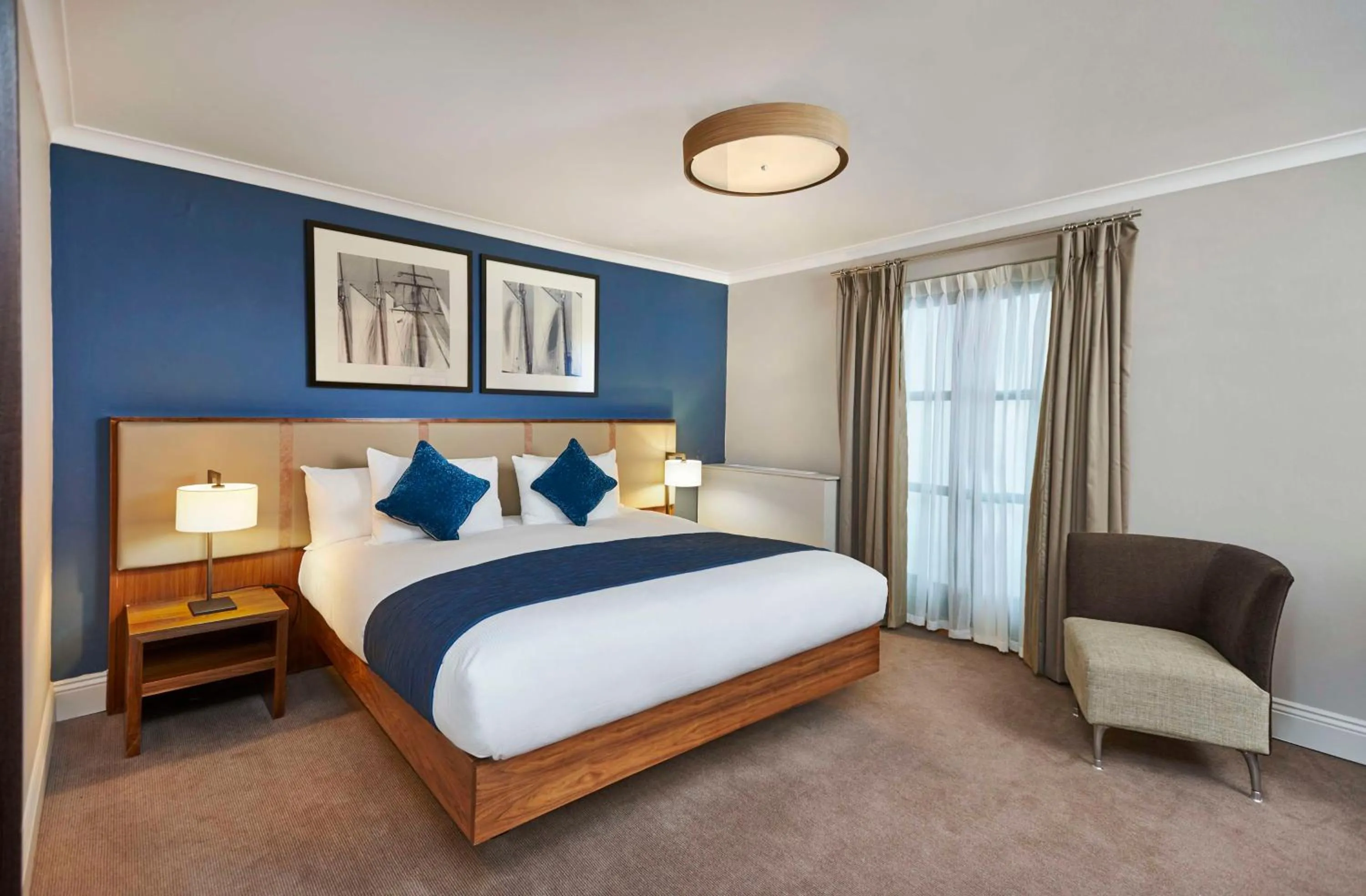 Bed in DoubleTree by Hilton London – Docklands Riverside