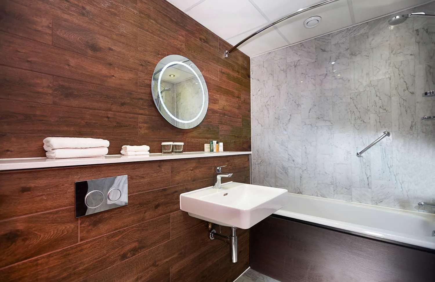 Bathroom in DoubleTree by Hilton London – Docklands Riverside