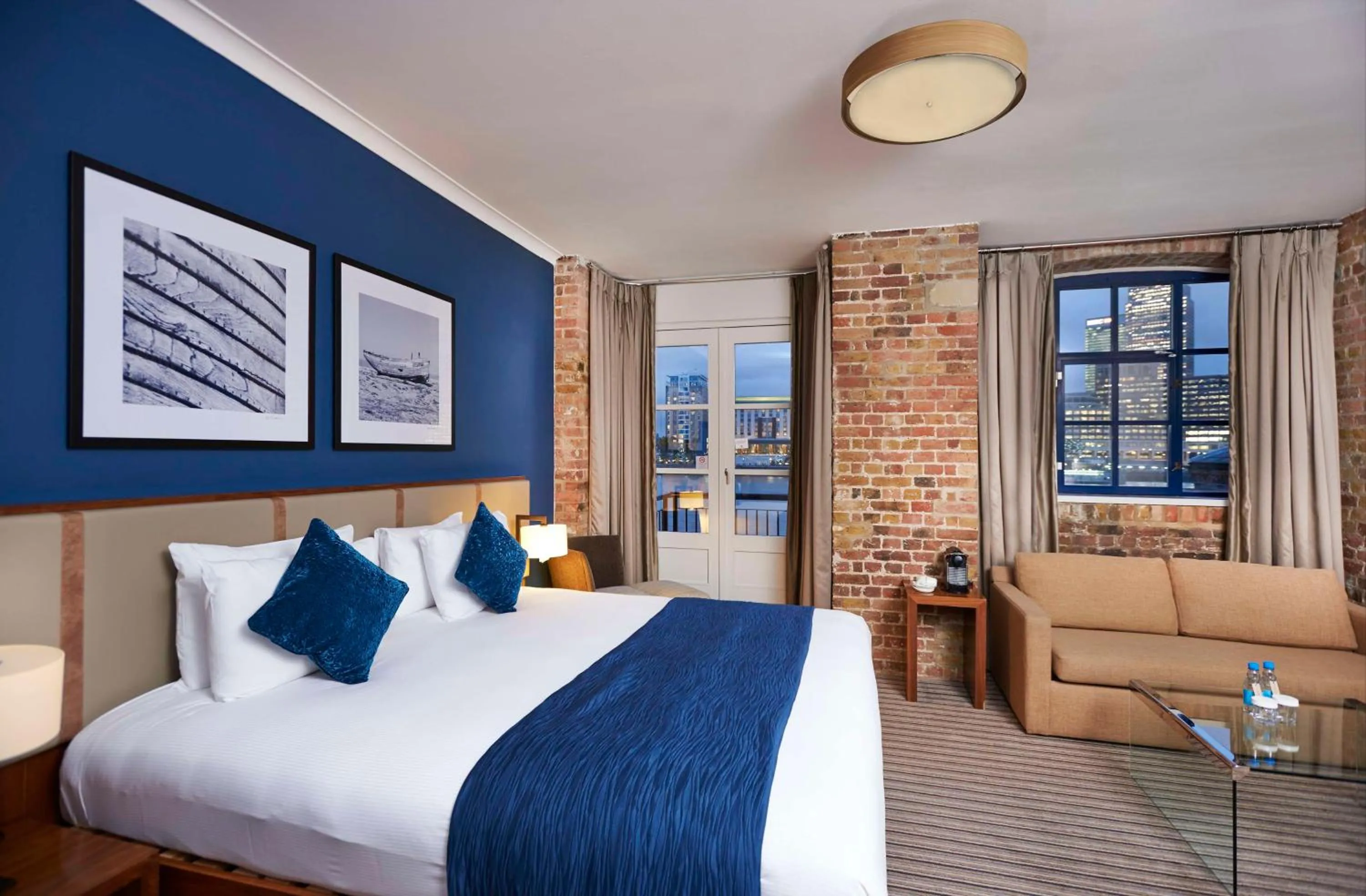 Bed in DoubleTree by Hilton London – Docklands Riverside