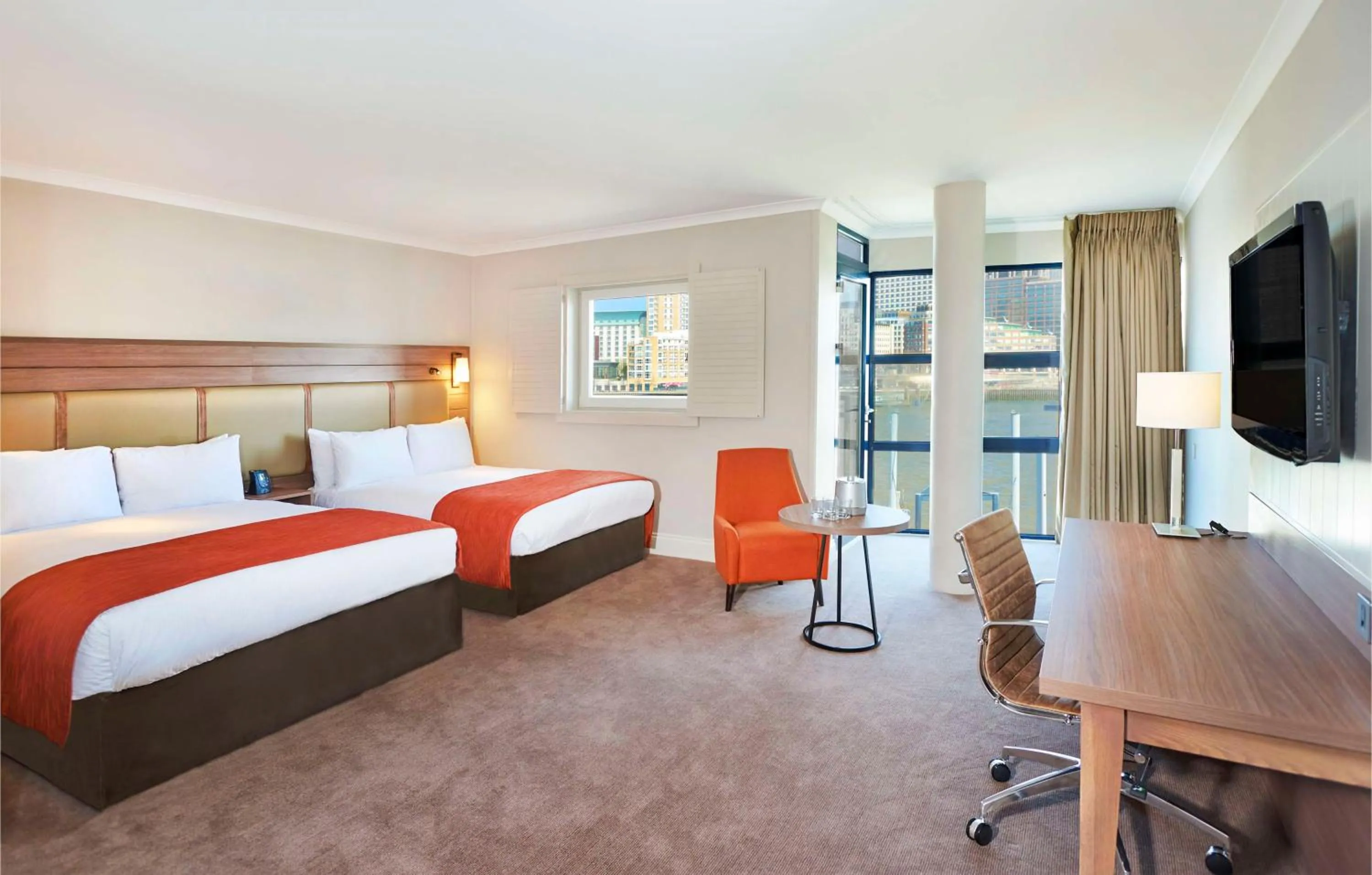 Bed in DoubleTree by Hilton London – Docklands Riverside