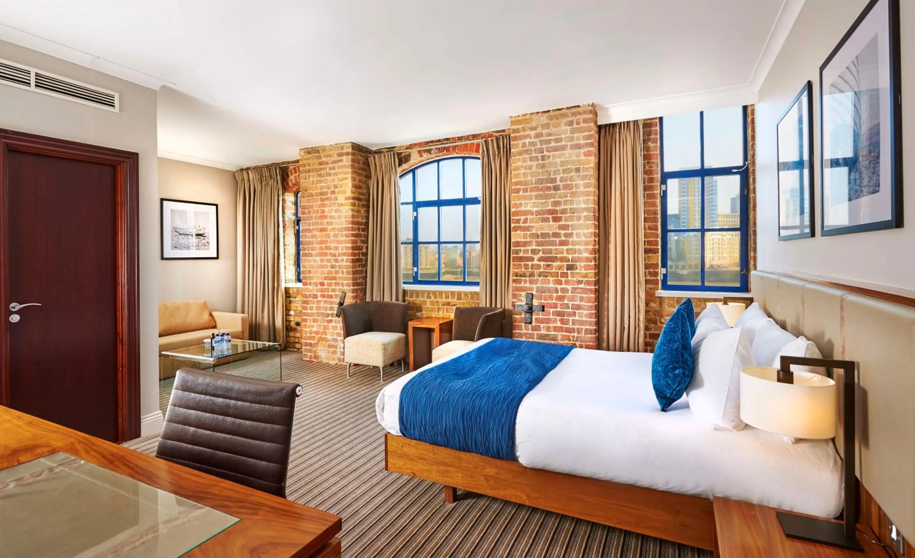 Bed in DoubleTree by Hilton London – Docklands Riverside