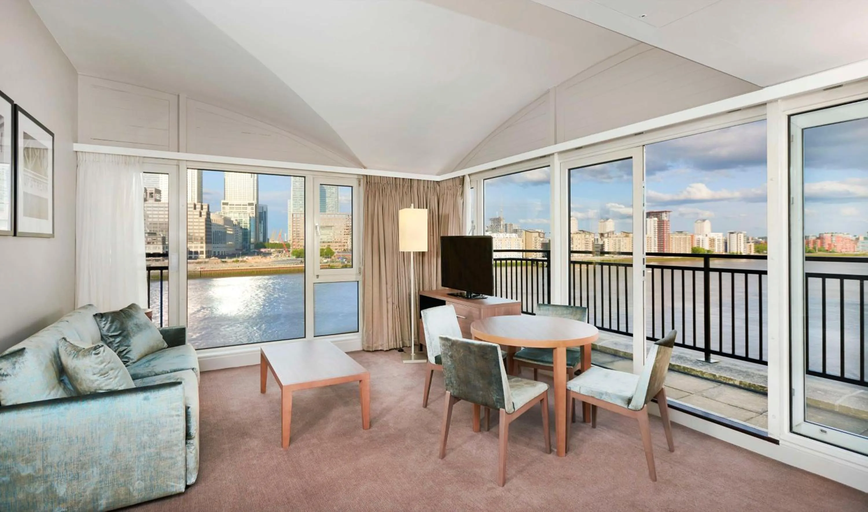 Bed in DoubleTree by Hilton London – Docklands Riverside