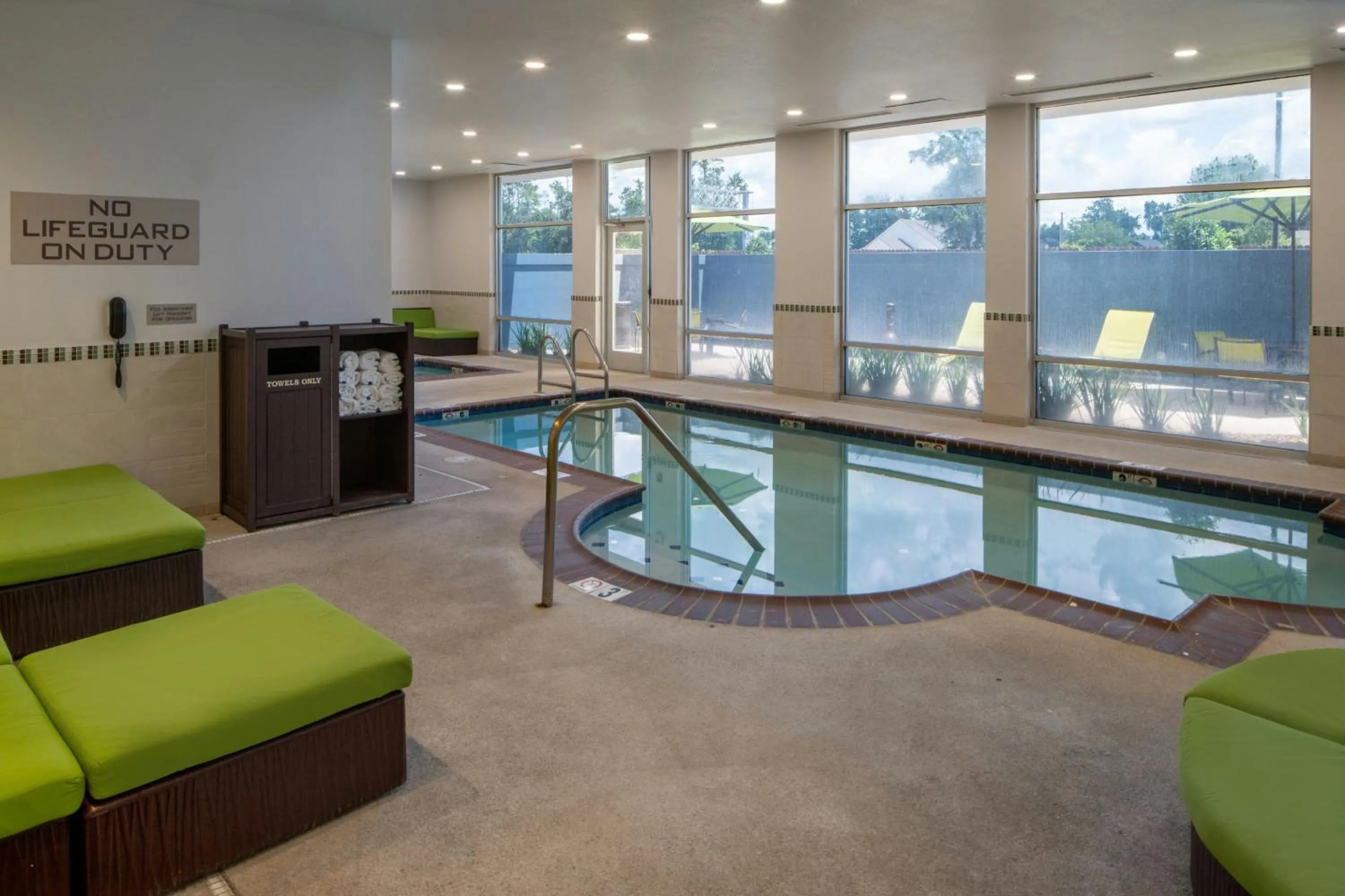 Swimming pool in SpringHill Suites by Marriott Lake Charles