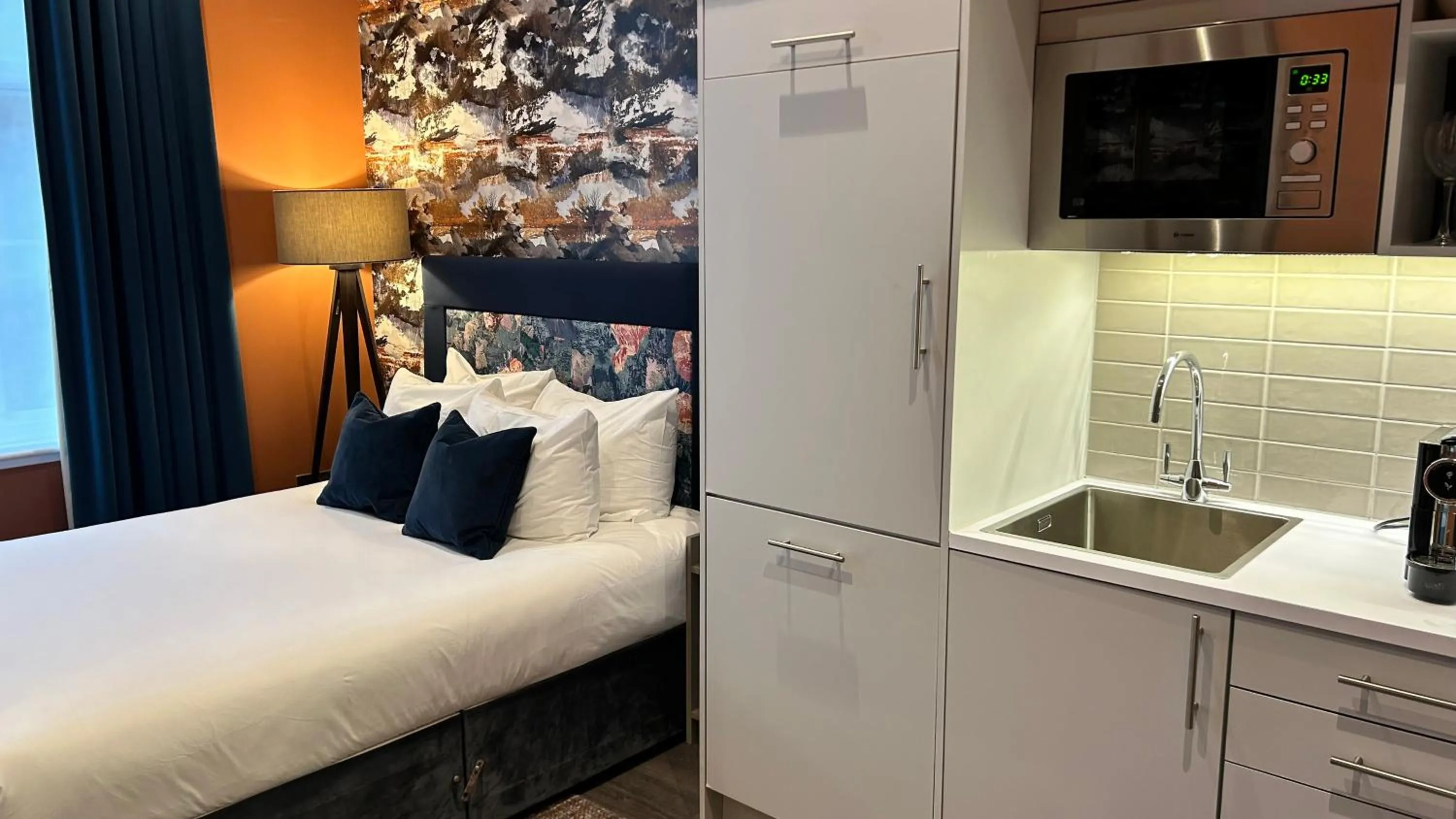 Kitchen or kitchenette, Bed in Heeton Concept Aparthotel Edinburgh Queen Street