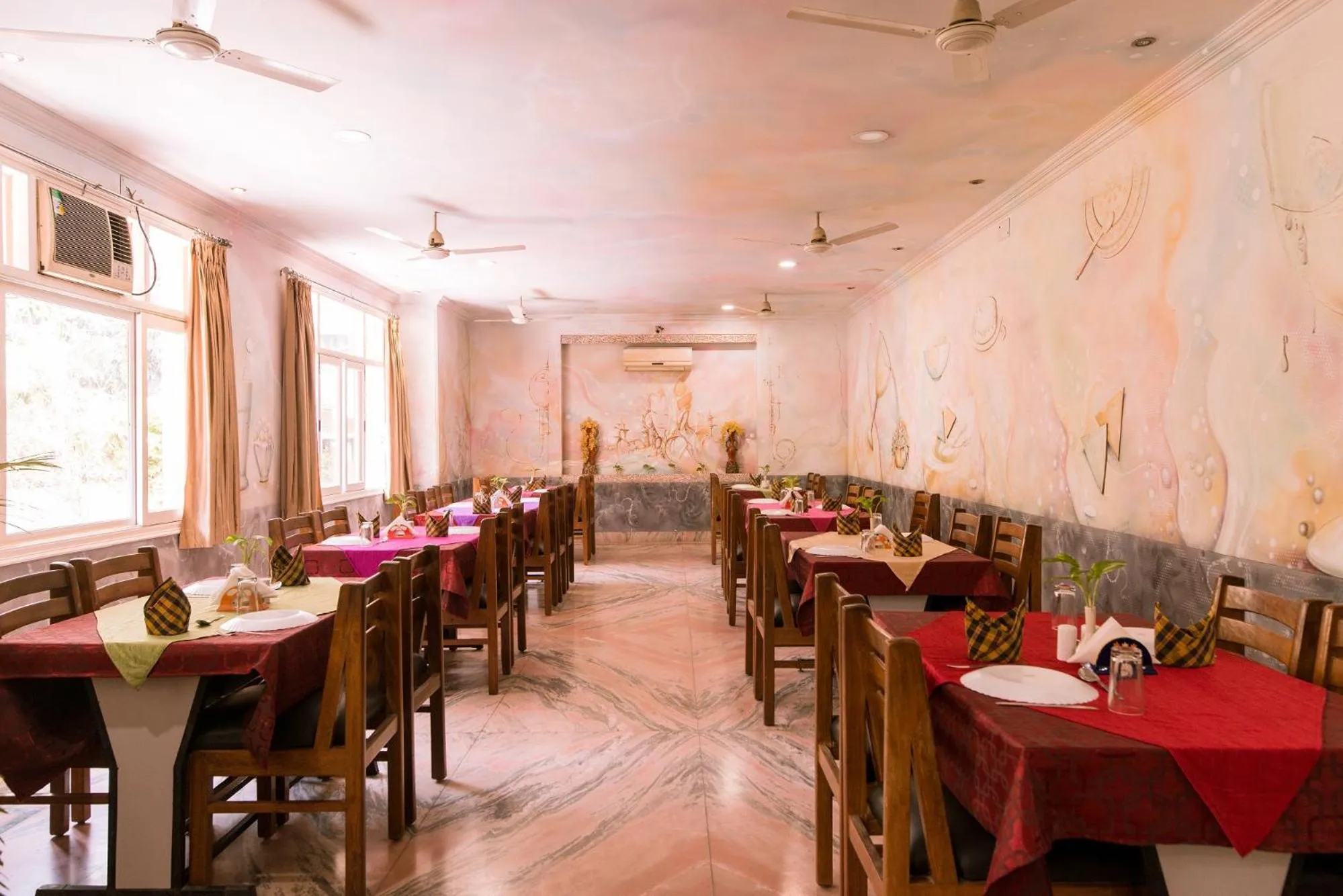 Restaurant/places to eat in Hotel Buddha