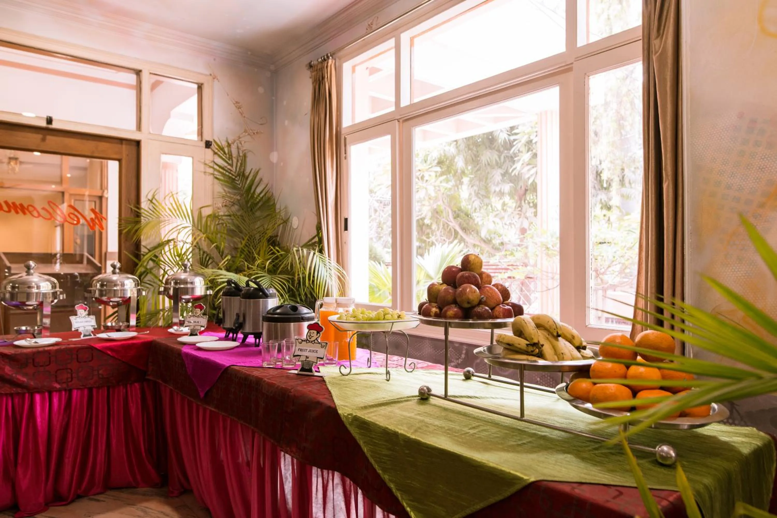 Restaurant/places to eat in Hotel Buddha