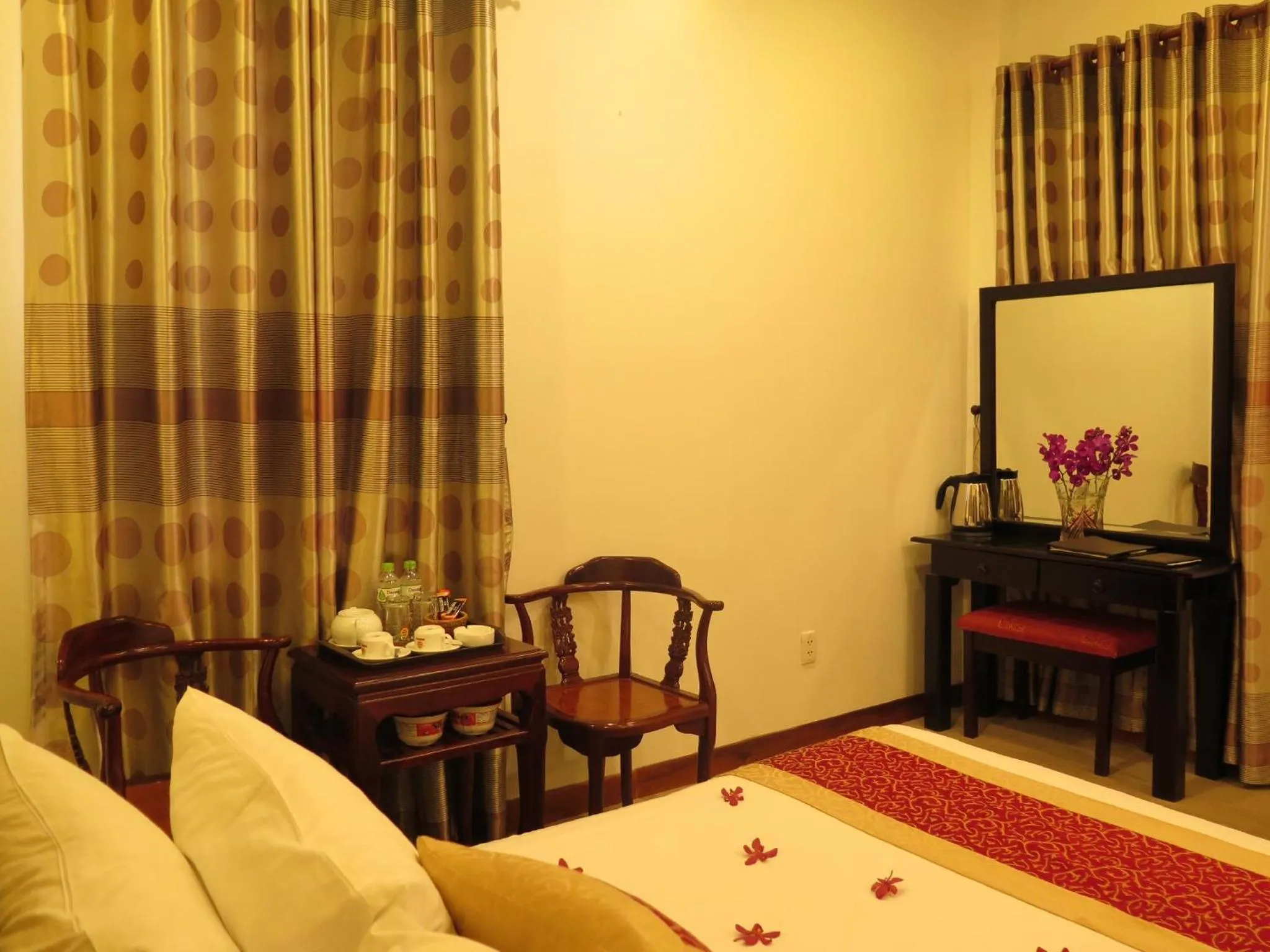 Bed in Sunflowers Hotel Airport