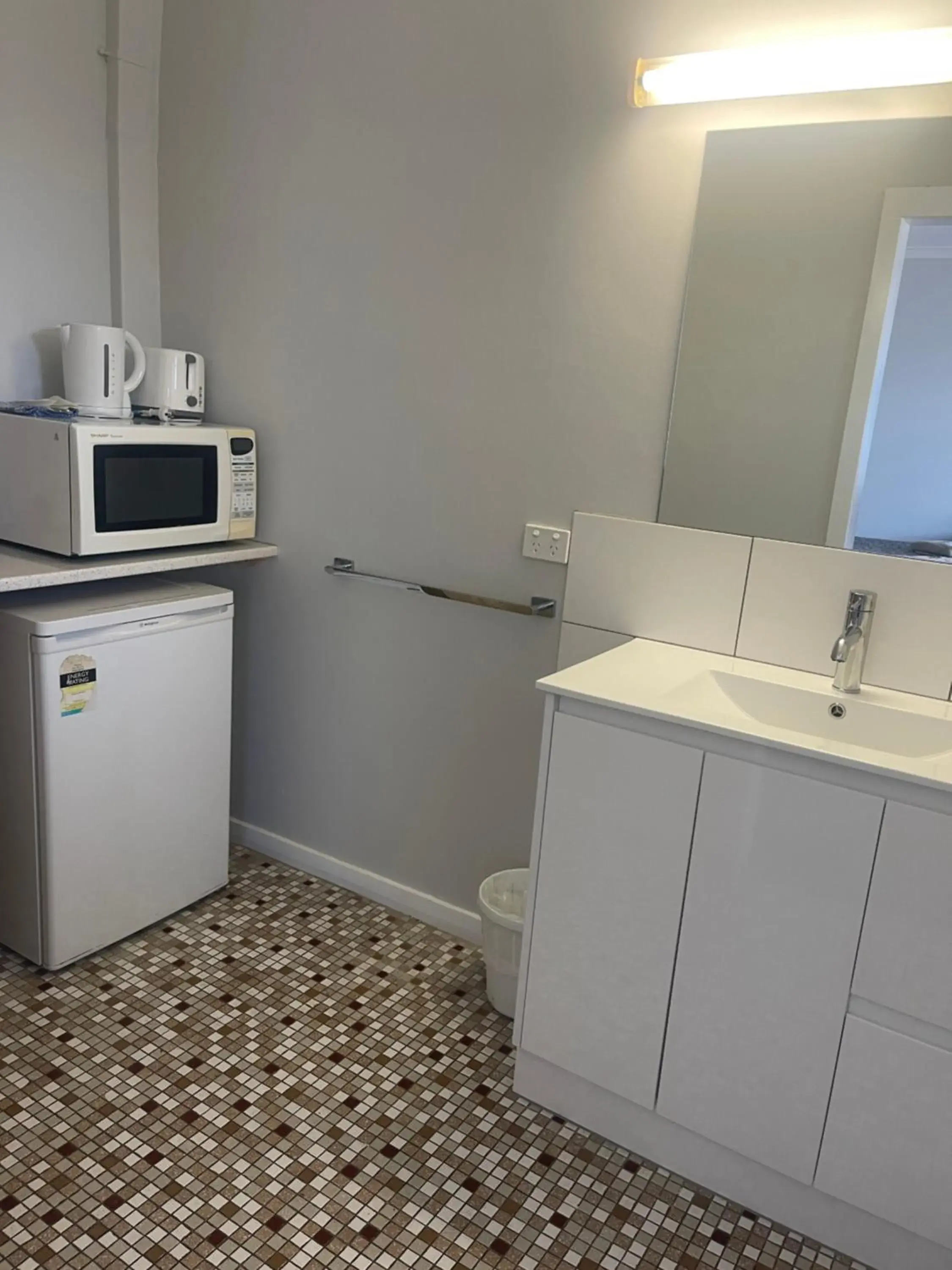 Standard Queen Room in Castle Motel Bairnsdale Standard Queen Room in Castle Motel Bairnsdale