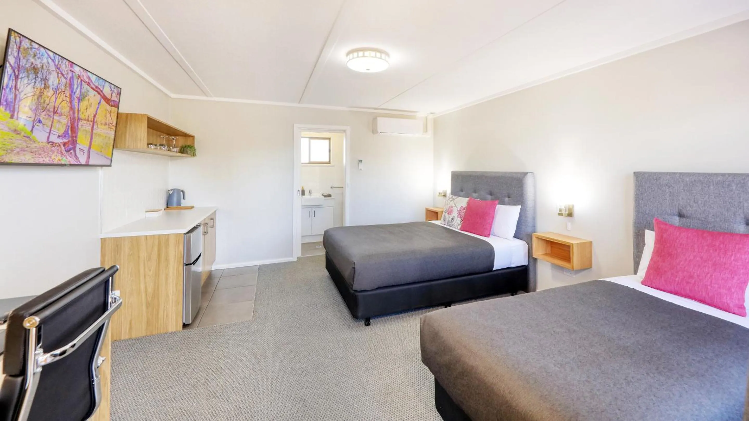 Kitchen or kitchenette, Bed in Deniliquin Motel
