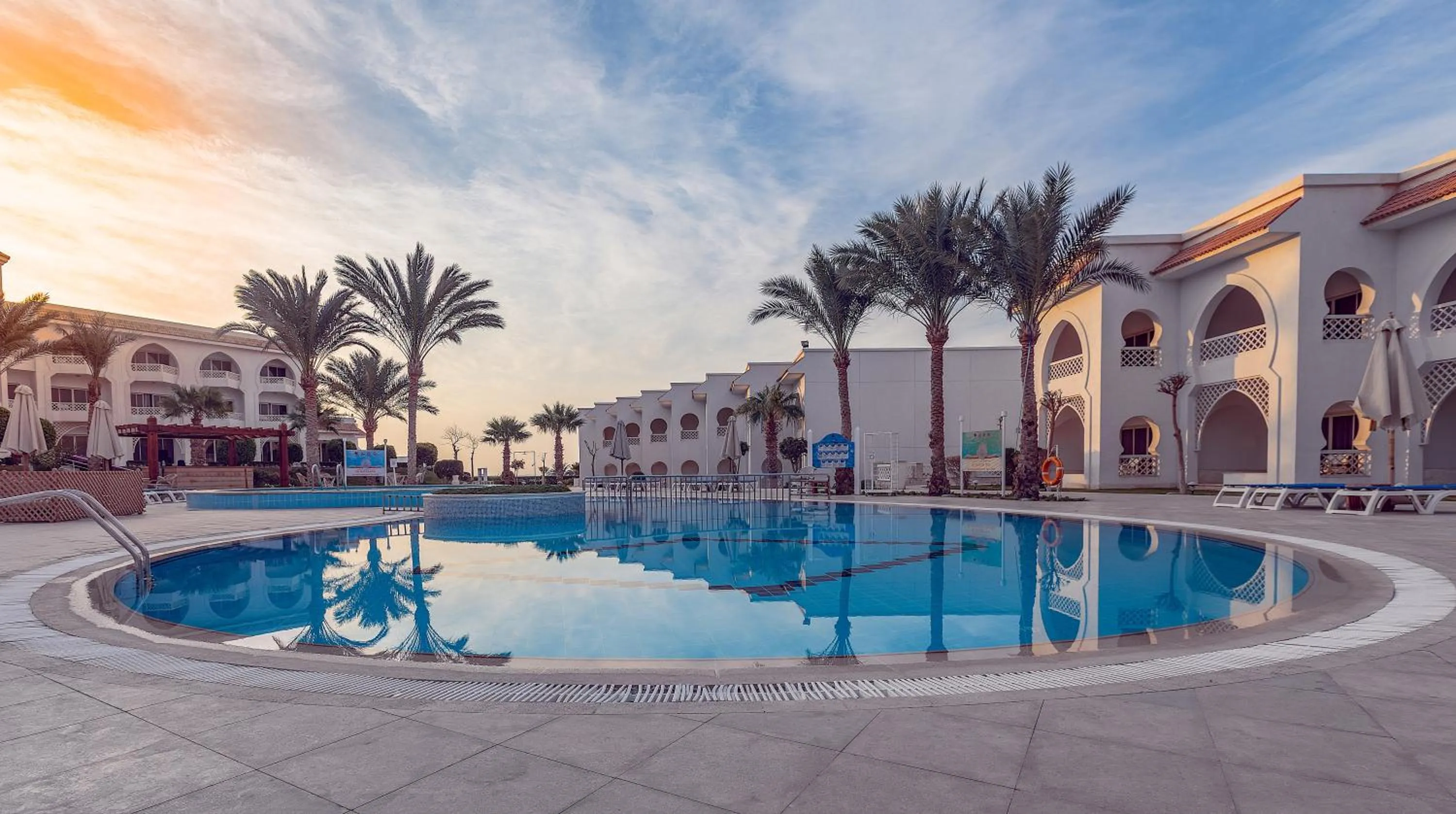 Swimming pool in Old Palace Resort Sahl Hasheesh