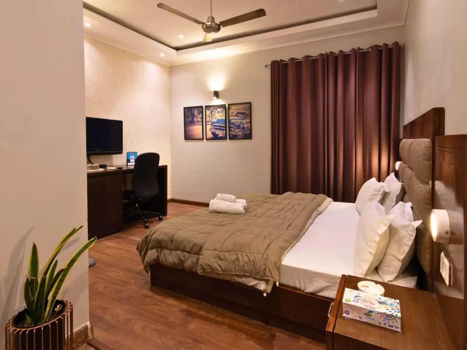 Bedroom, Bed in Hotel City Premier - Golf Course Road ,Gurgaon