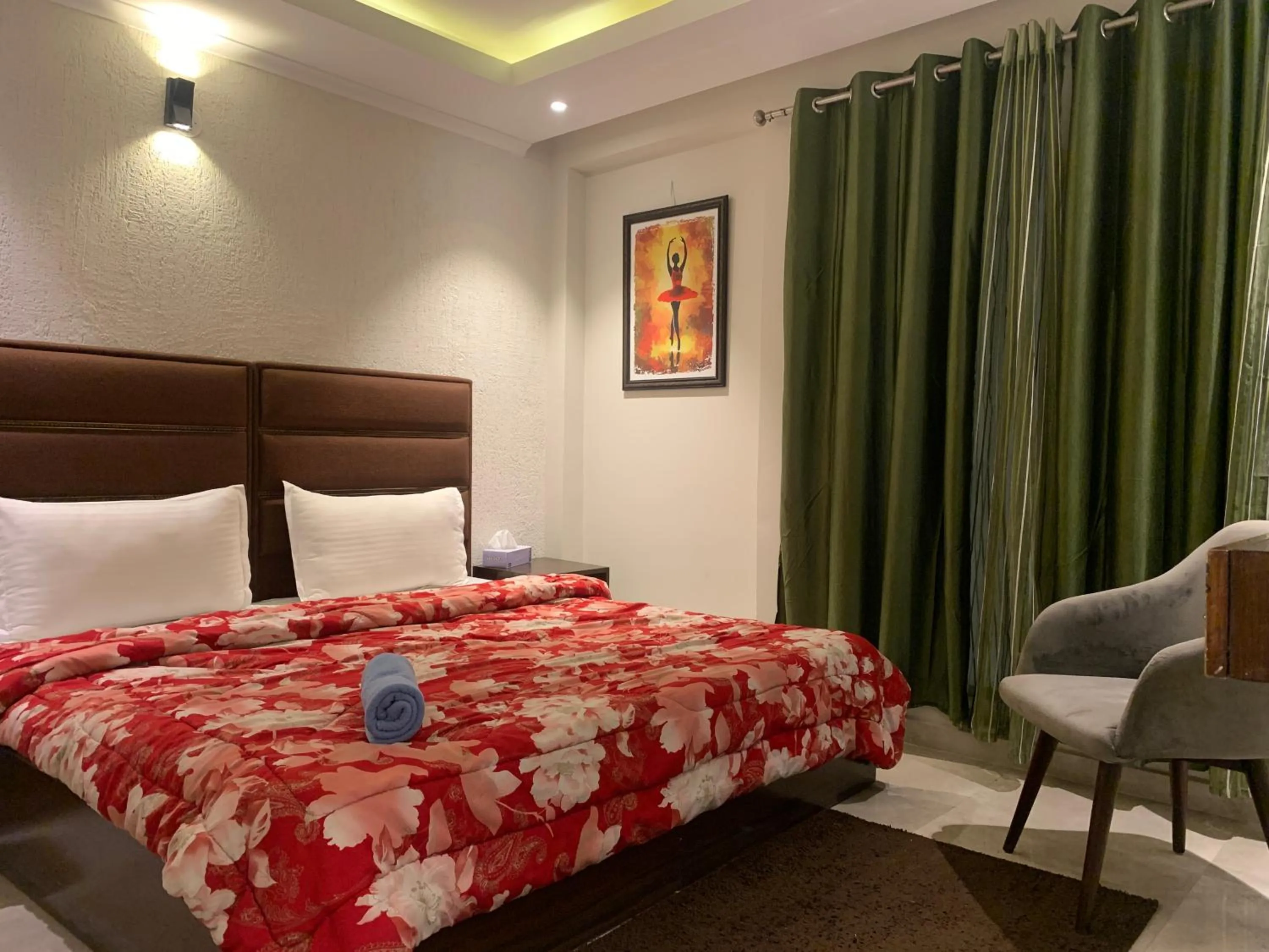 Bedroom, Bed in Hotel City Premier - Near Galleria Market , Super Mart-1 DLF Gurgaon