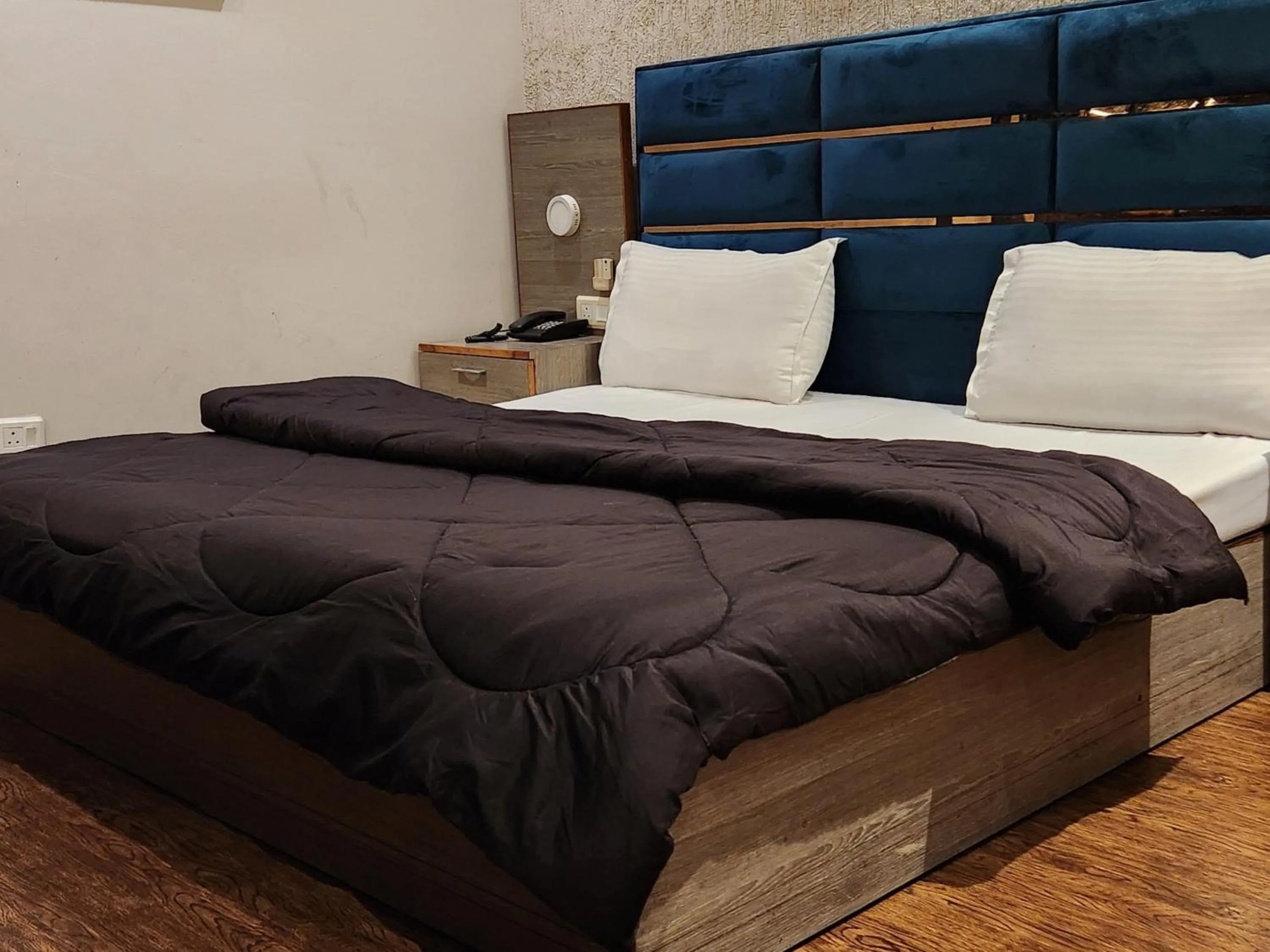 Bedroom, Bed in Hotel City Premier - Near Galleria Market , Super Mart-1 DLF Gurgaon