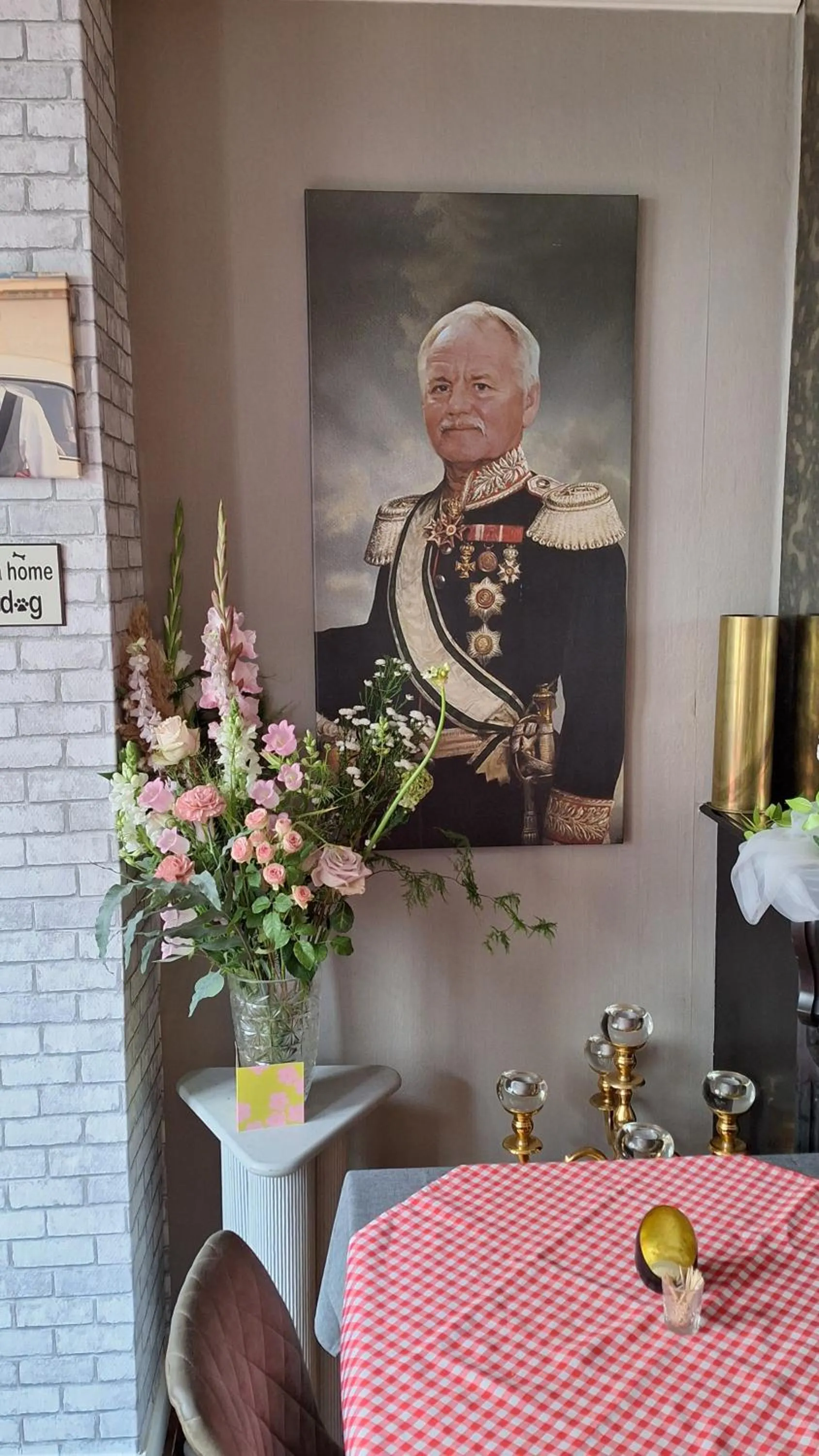 Decorative detail in "Chez Ba'Nus"