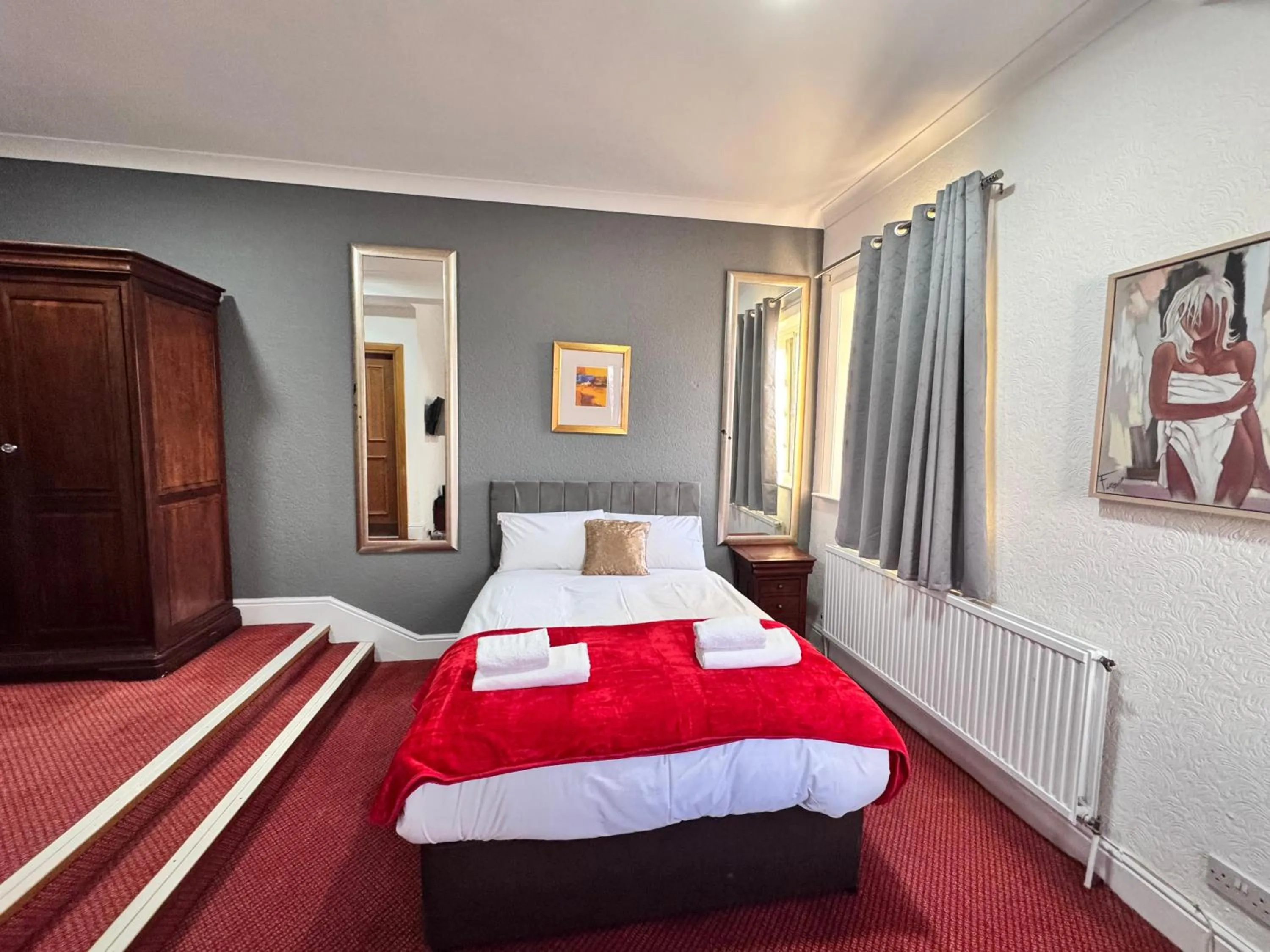 Bedroom, Bed in George And Dragon Place