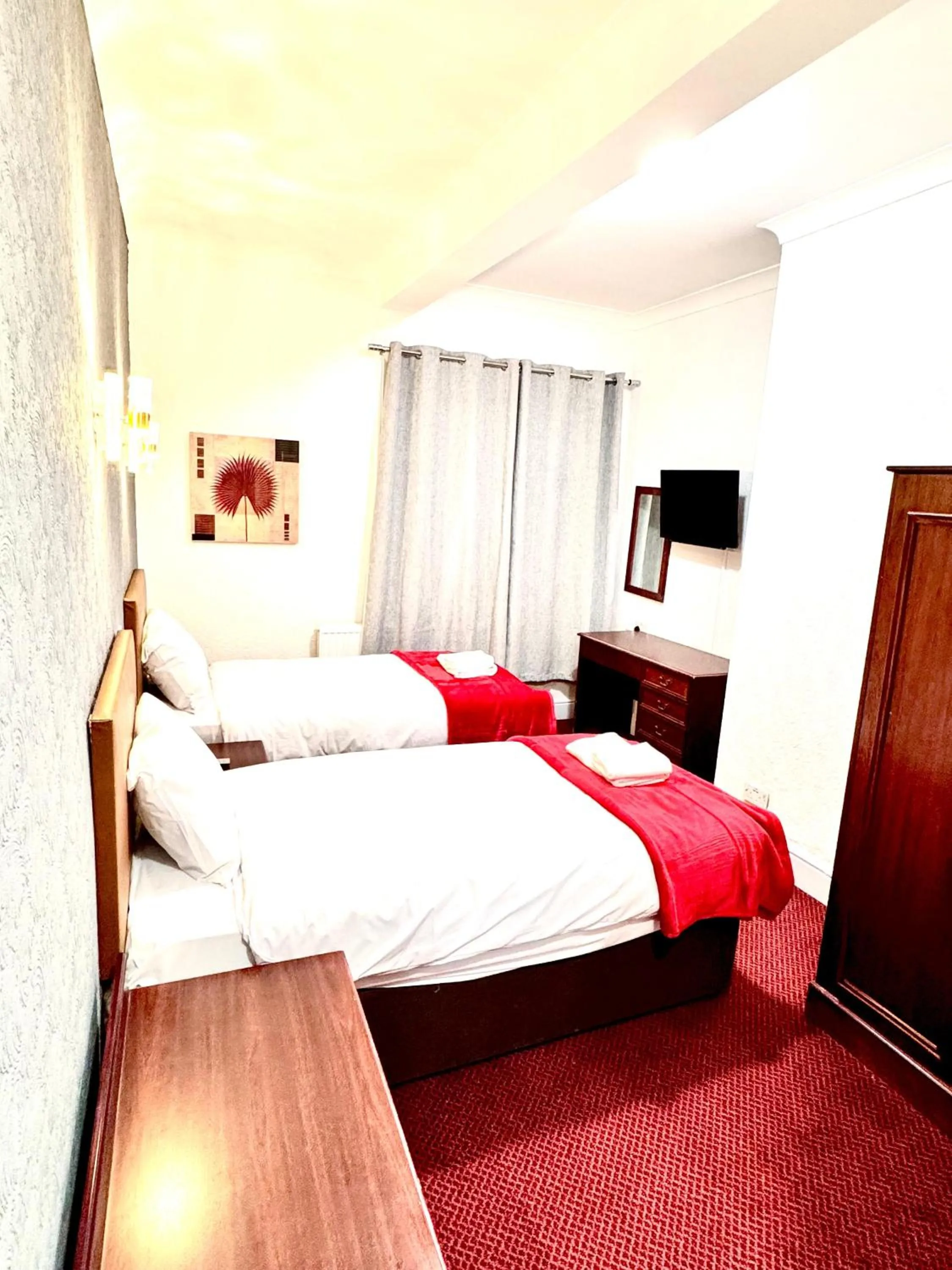 Bedroom, Bed in George And Dragon Place