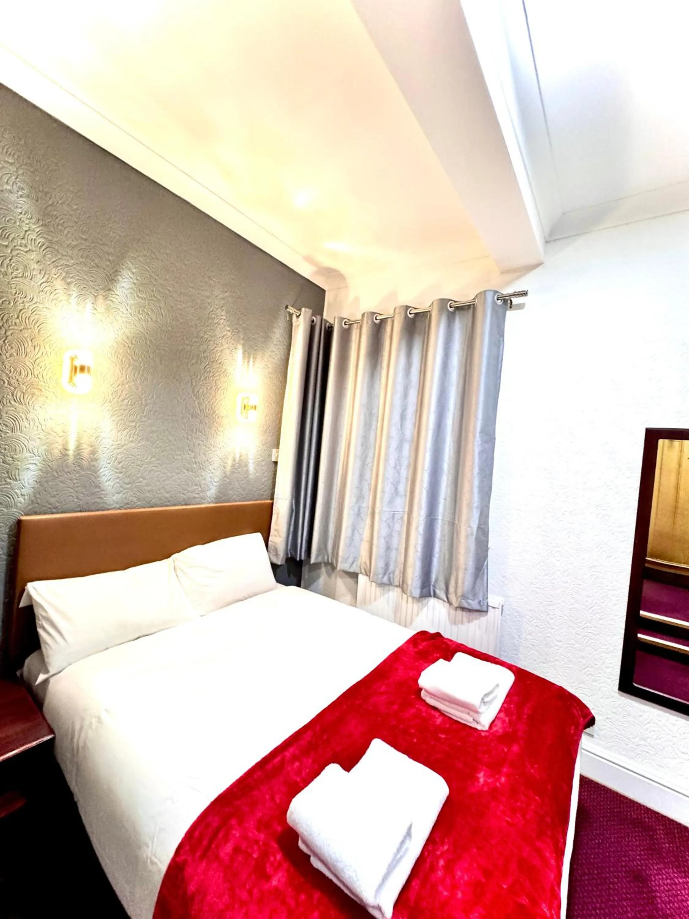 Bedroom, Bed in George And Dragon Place