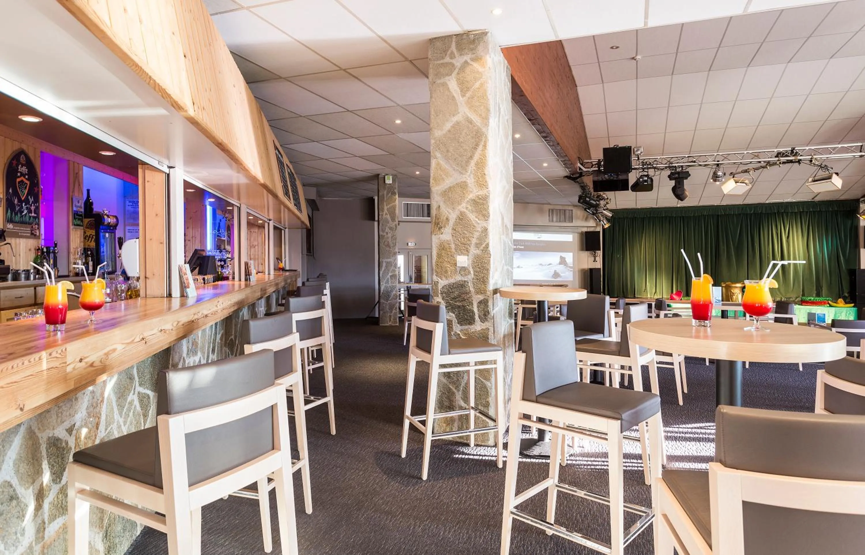 Lounge or bar in Hôtel Club MMV Les Bergers