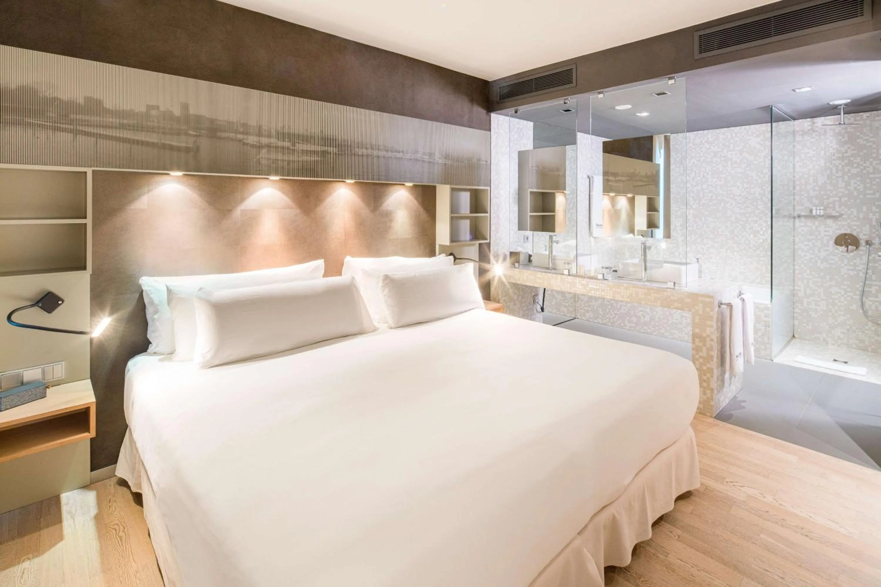 Photo of the whole room, Bed in Barceló Hamburg