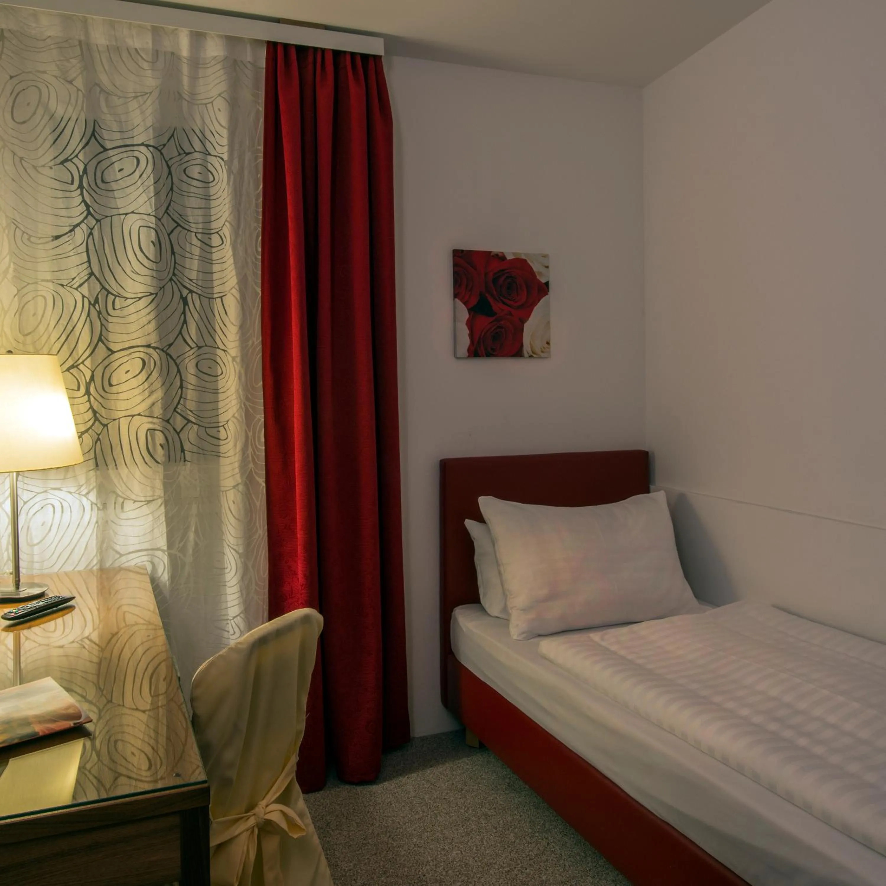 Photo of the whole room, Bed in Kaiserrast