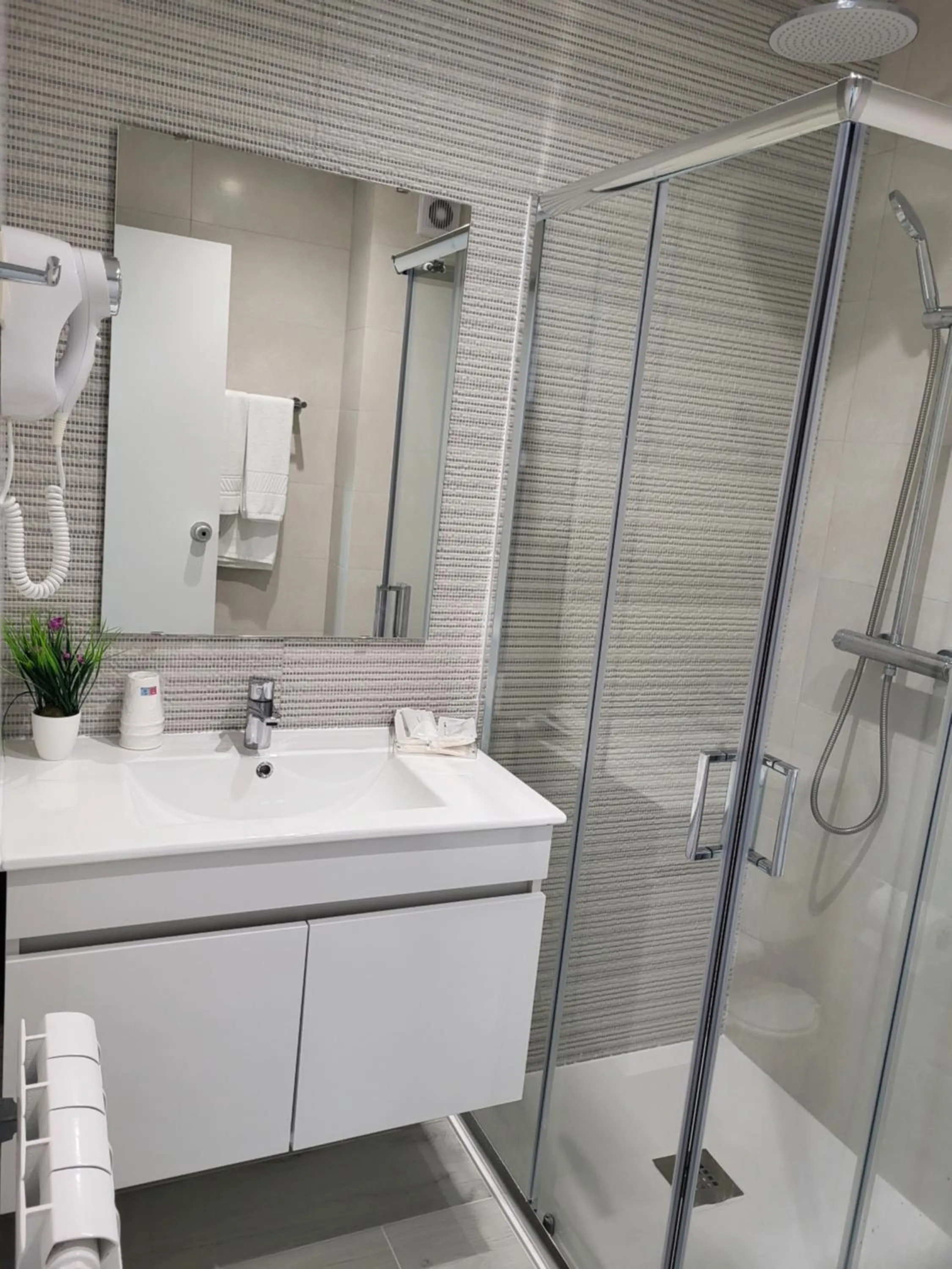 Shower in Hotel Ancora Mar