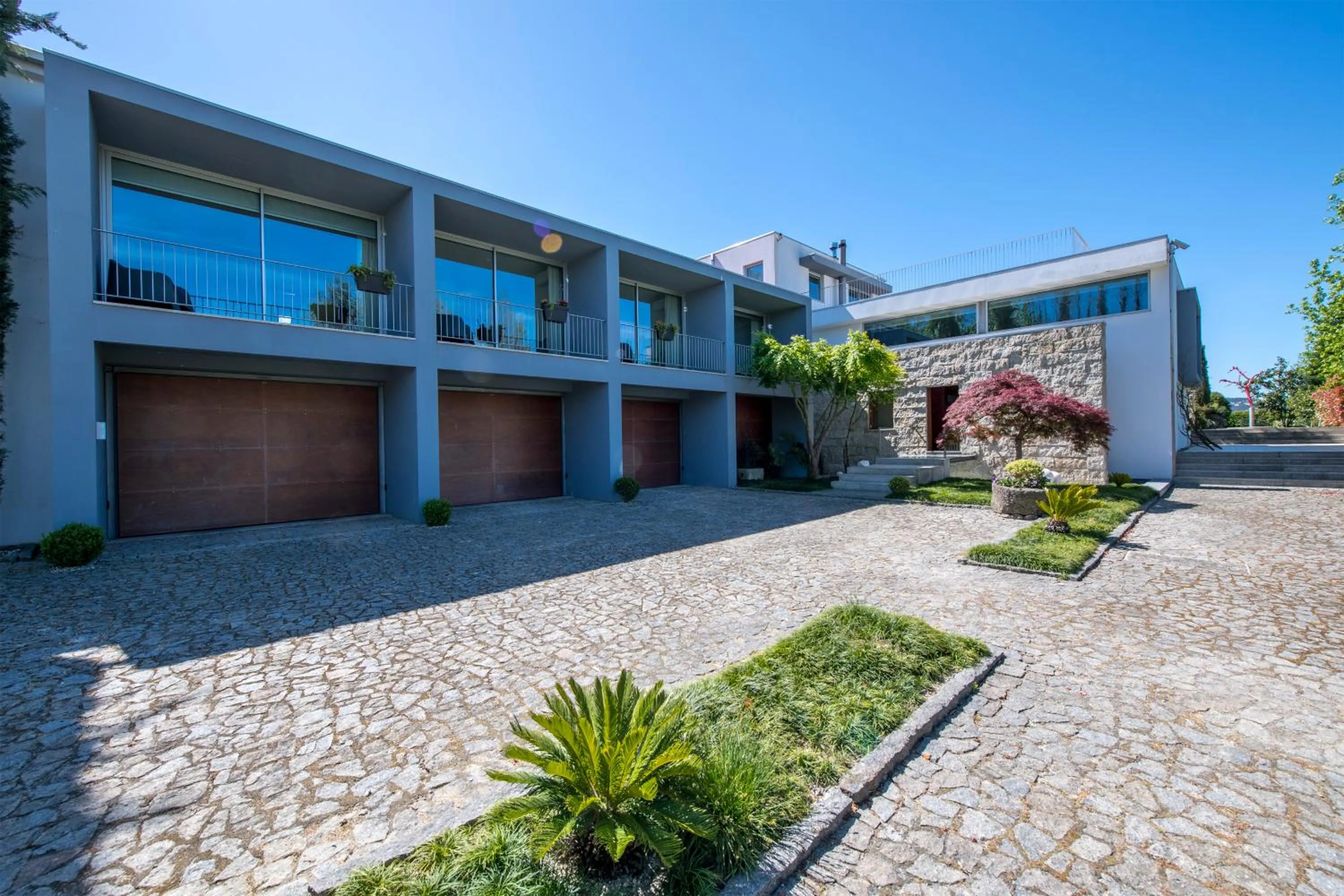 Facade/entrance in Casa da Costa Grande