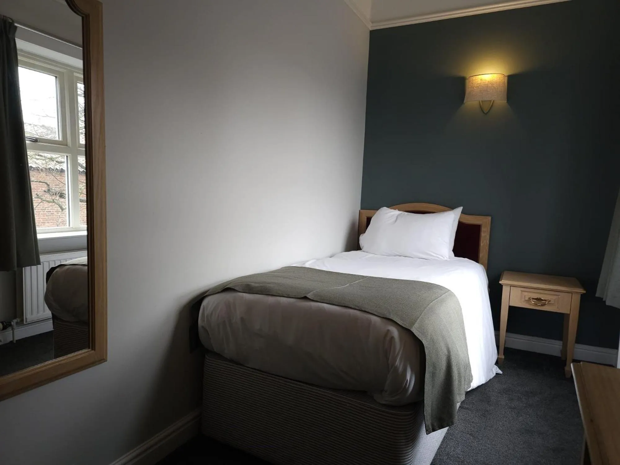 Bedroom, Bed in Lion Hotel