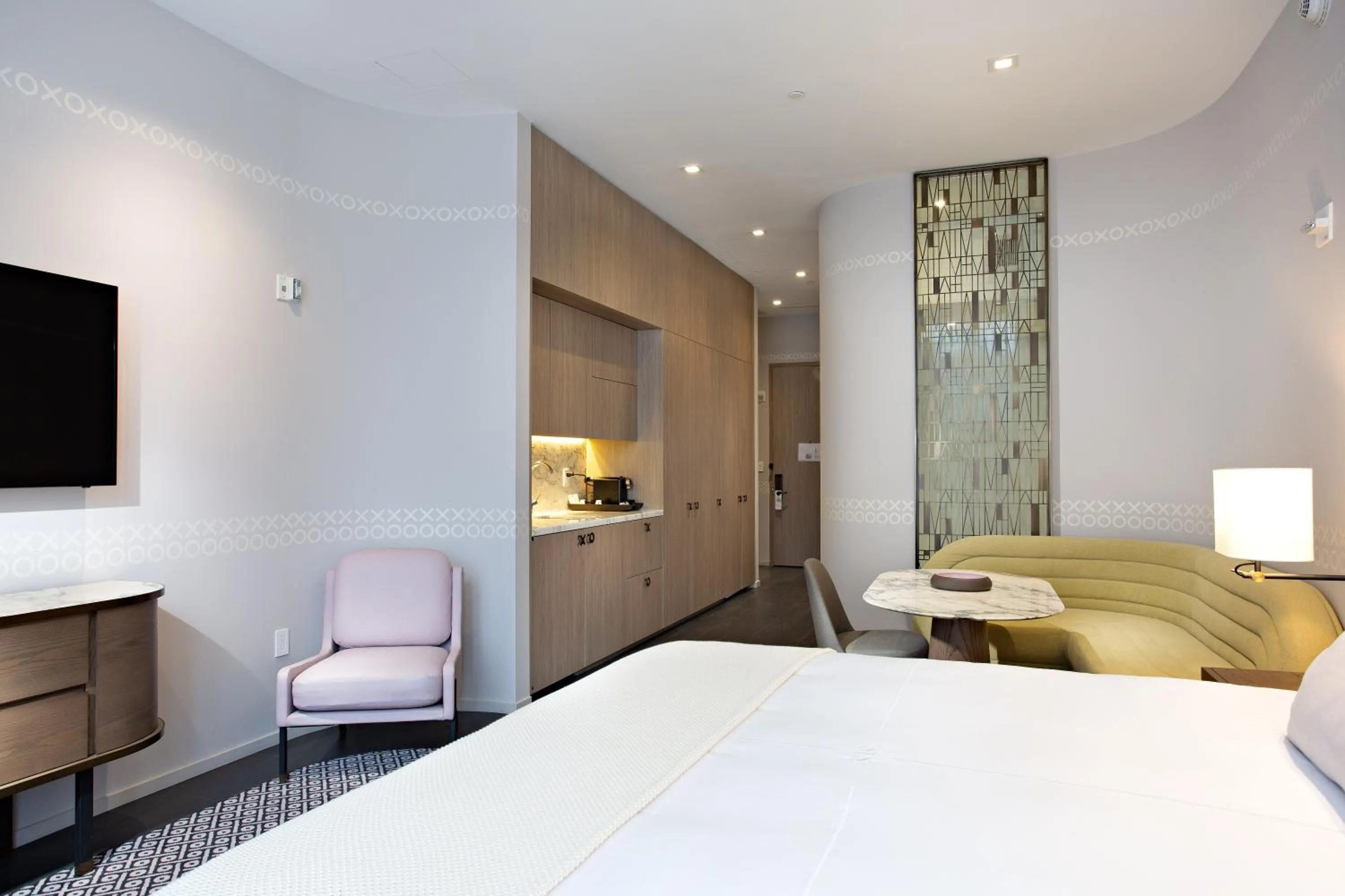 Kitchen or kitchenette, Bed in SLS LUX Brickell