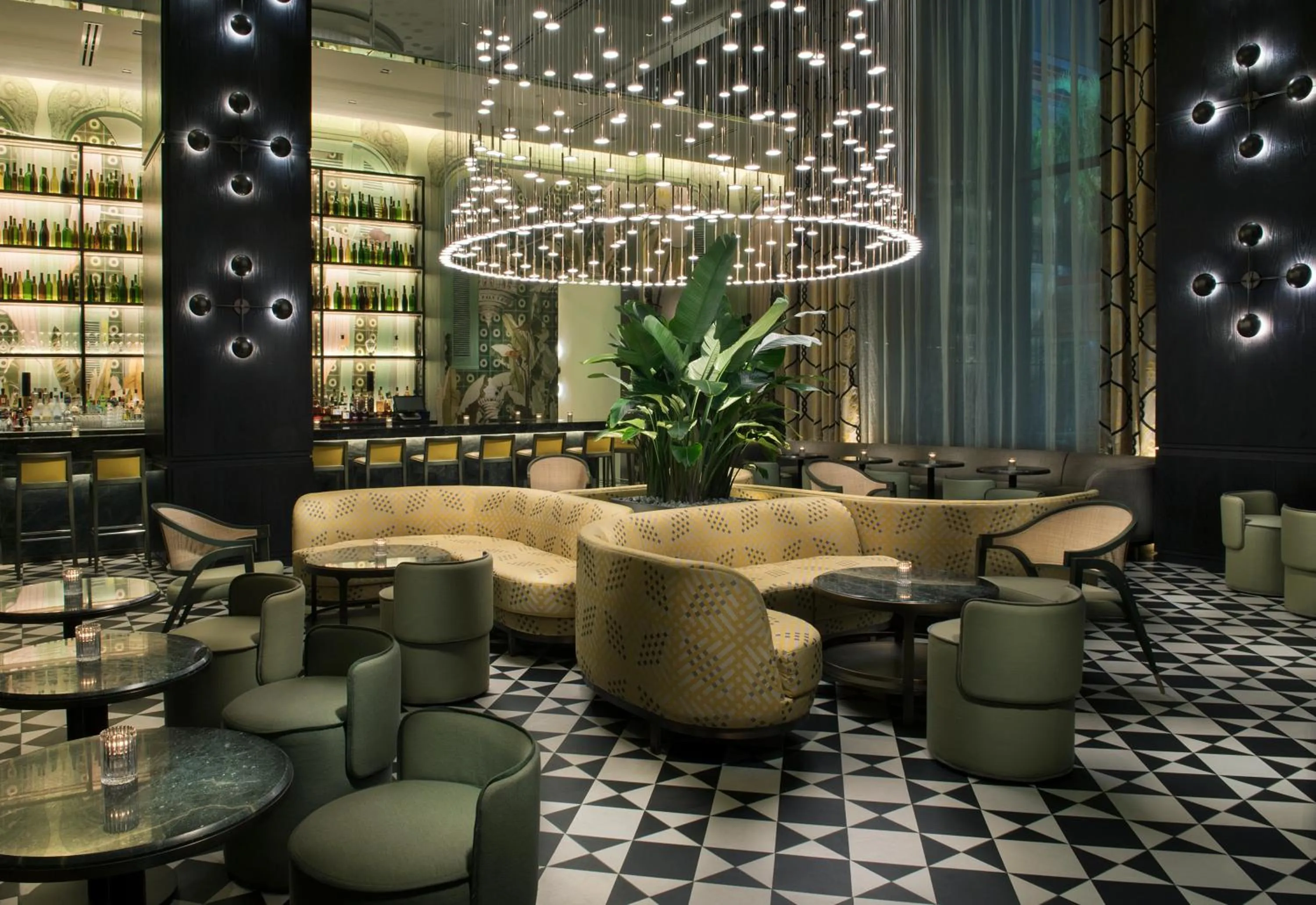 Lounge or bar in SLS LUX Brickell
