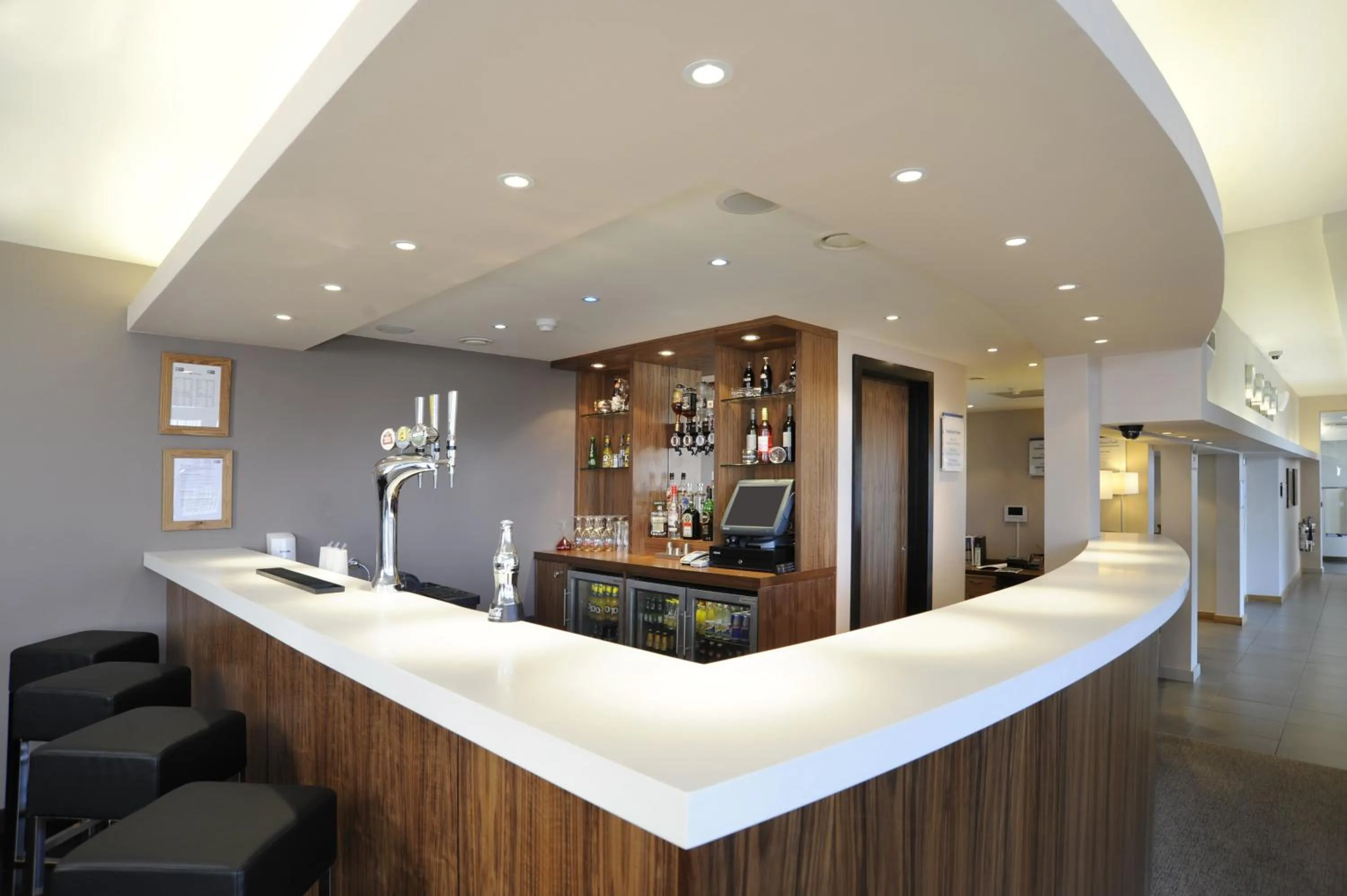 Lounge or bar in Holiday Inn Express Crewe