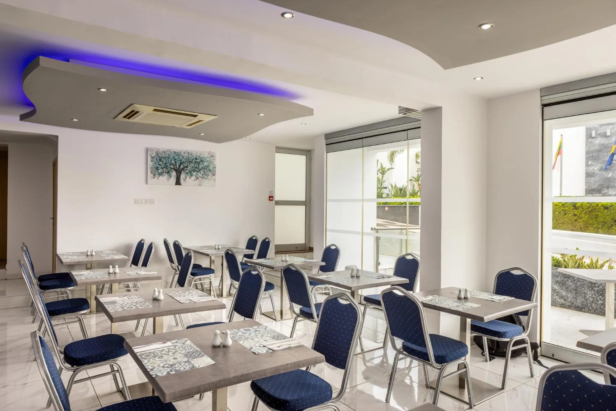 Restaurant/places to eat in Milea Hotel