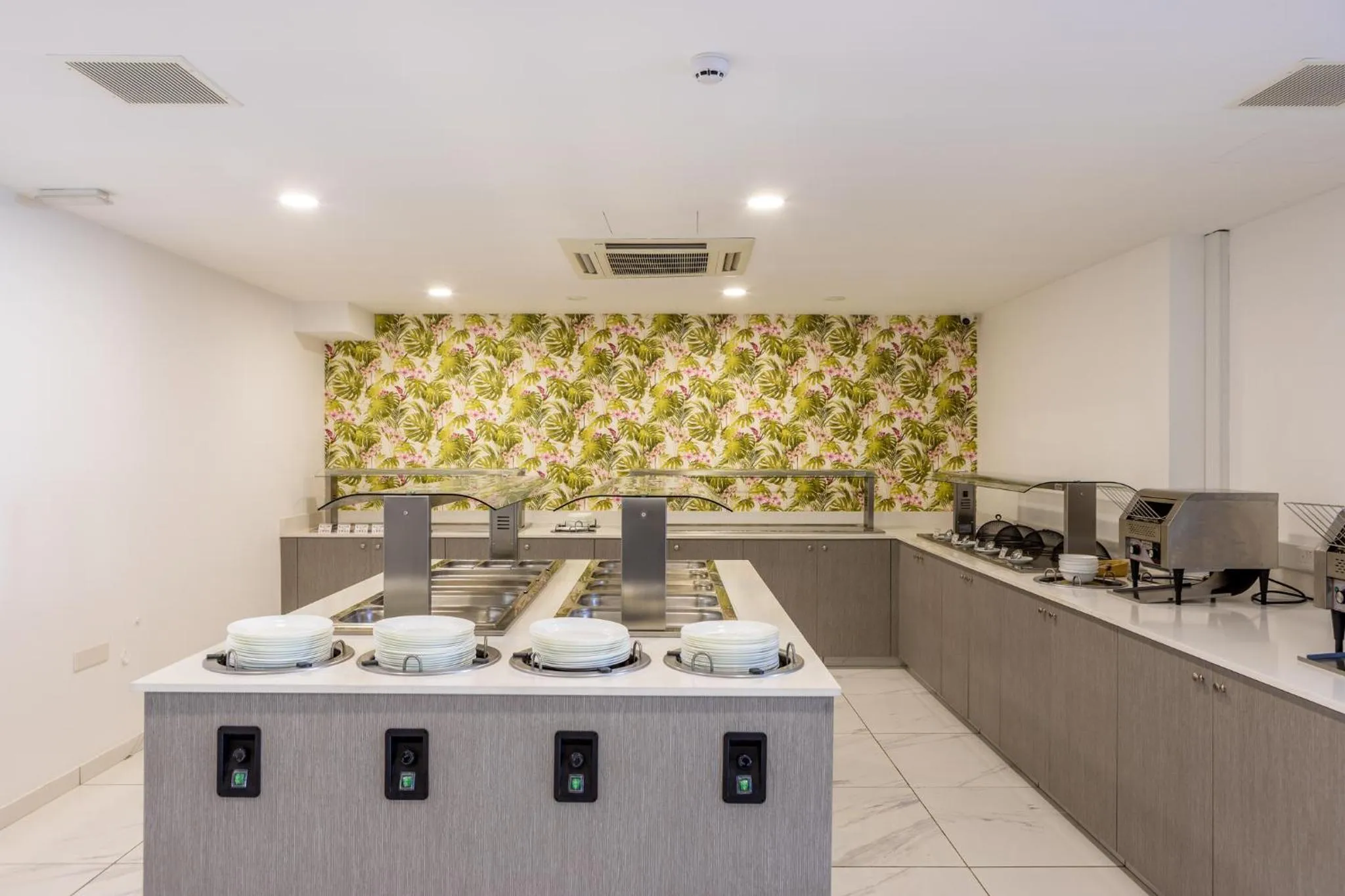 Restaurant/places to eat in Milea Hotel